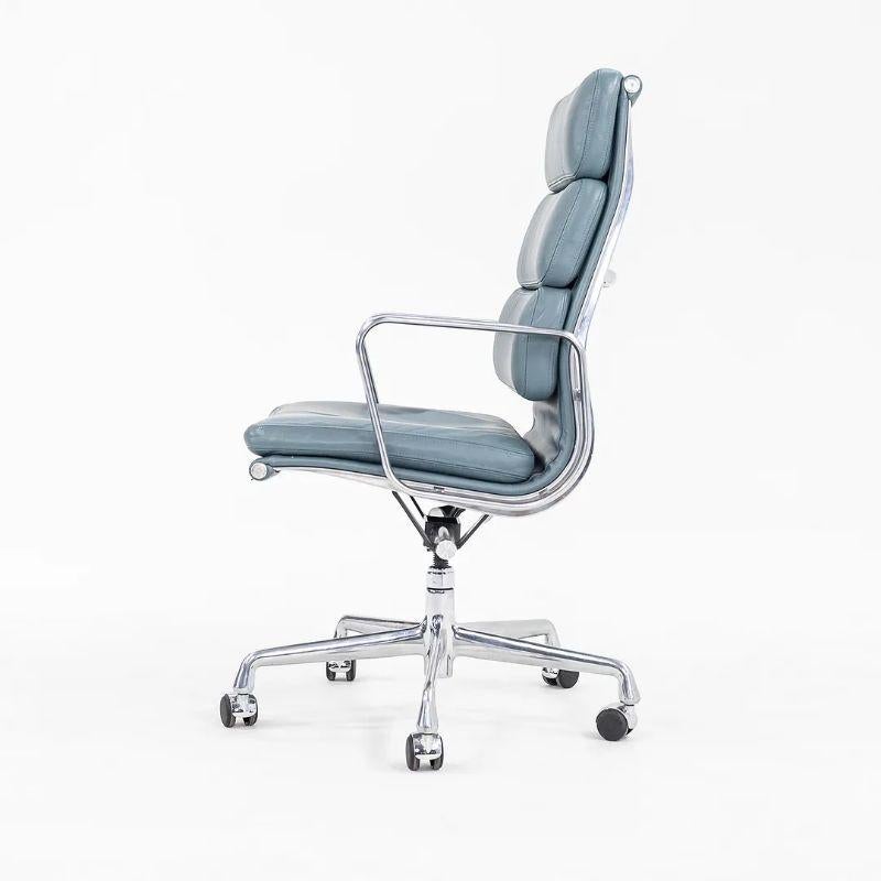 2005 Herman Miller Eames Executive-Schreibtischstuhl aus Aluminium mit weichem Aluminiumbezug und blauem Lederbezug  im Angebot 2