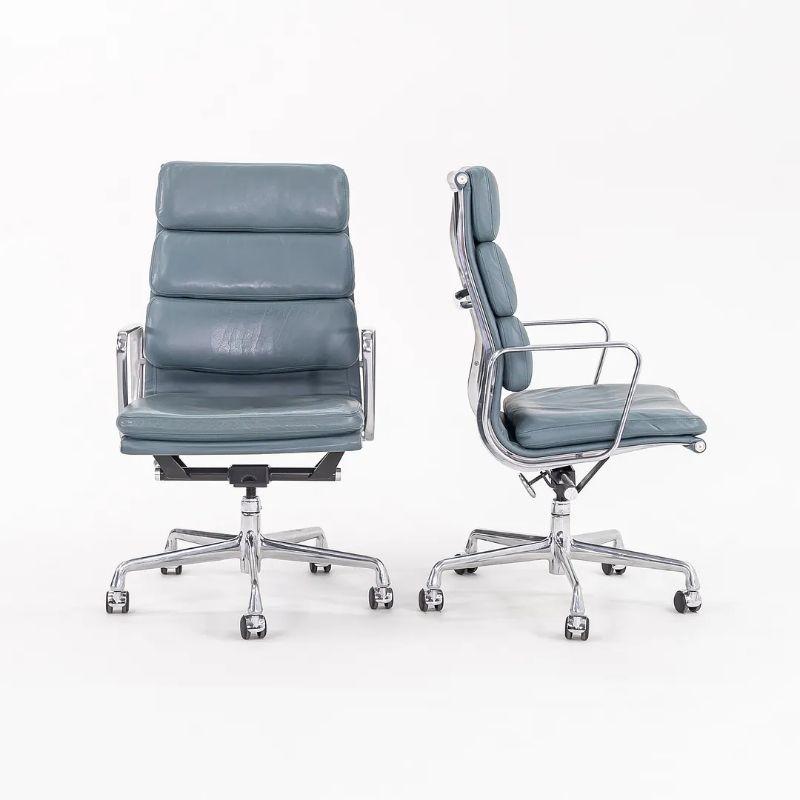 2005 Herman Miller Eames Executive-Schreibtischstuhl aus Aluminium mit weichem Aluminiumbezug und blauem Lederbezug  im Angebot 3