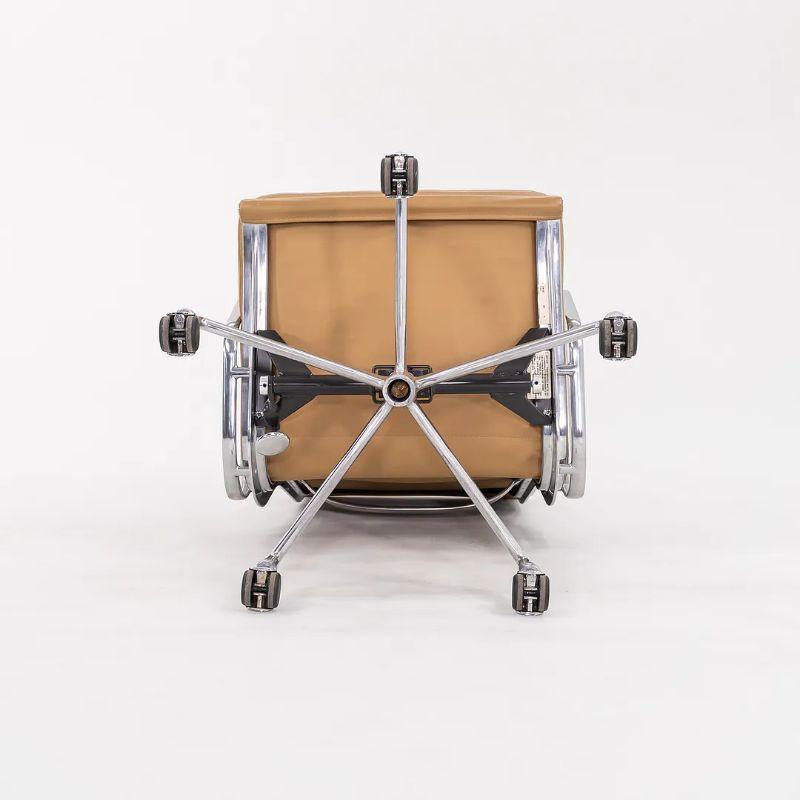 2005 Chaises de bureau de direction Eames Soft Pad d'Herman Miller en cuir fauve Bon état - En vente à Philadelphia, PA
