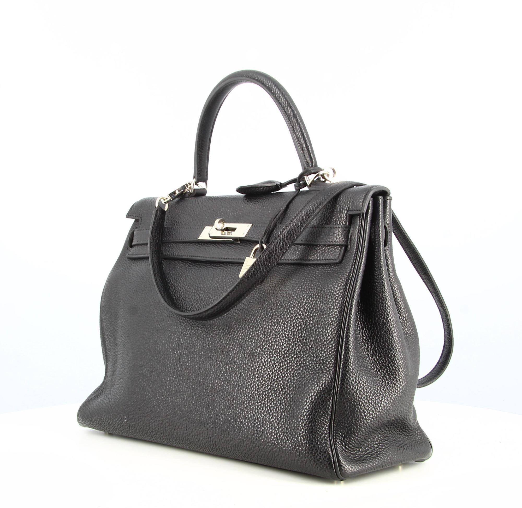 2005 Hermès Kelly Bag in Black Epson Leather with shoulder strap

- Good condition, shows slight signs of wear over time but nothing visible.
- Hardware in Palladium metal
- The interior is in black grained leather, two small open pockets, plus one