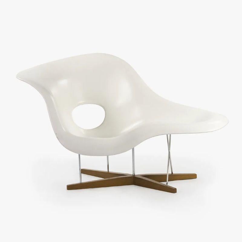Zum Verkauf angeboten werden zwei (separat verkaufte) authentische La Chaise Lounge Chairs von Charles und Ray Eames für Vitra. Sie wurden um 2005 hergestellt und tragen die original Vitra Labels. Dieser Entwurf wurde zu Lebzeiten von Charles und
