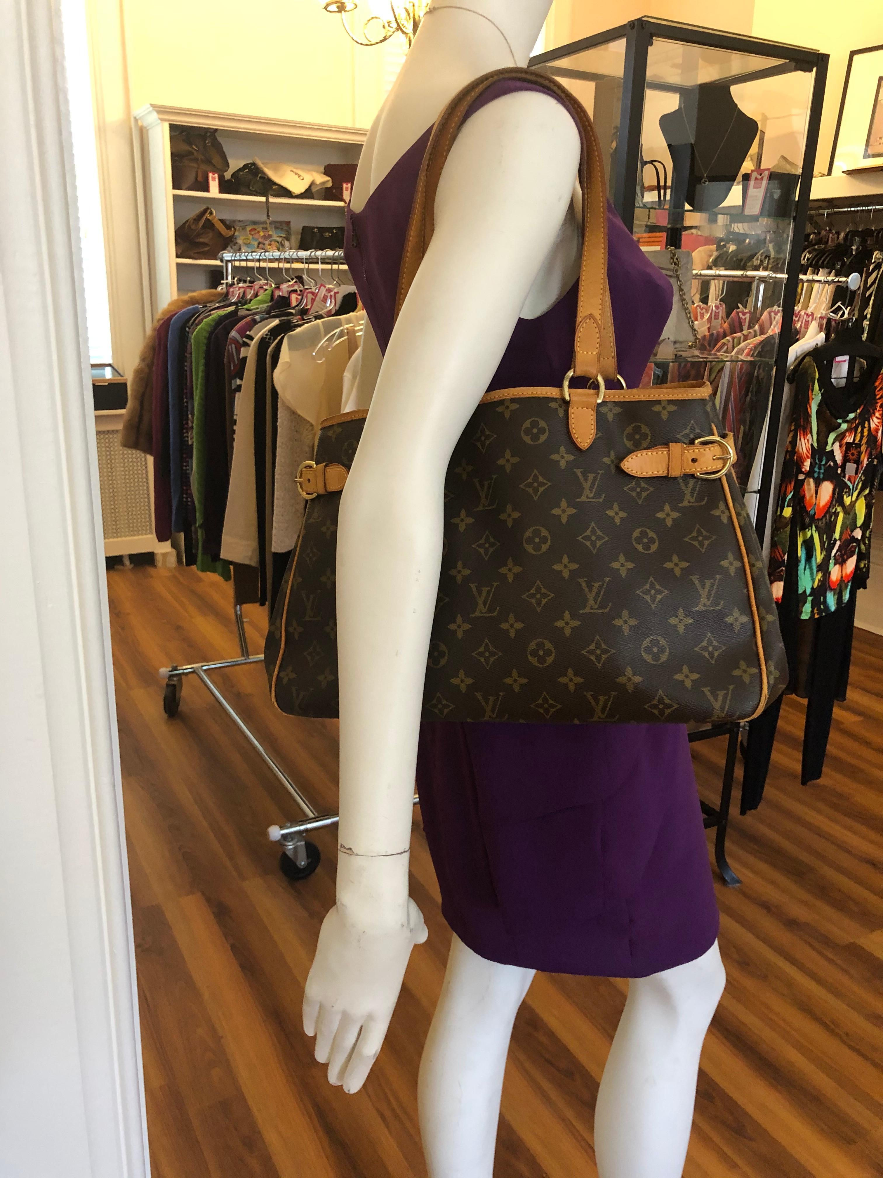 This canvas and vachetta leather monogram top handled bag has side buckle fastening; internal lobster clasp; gold-tone hardware, and and inside zipped pocket, as well as a slit pocket.
It was manufactured, in France, in May 2005 (serial # DU0055),