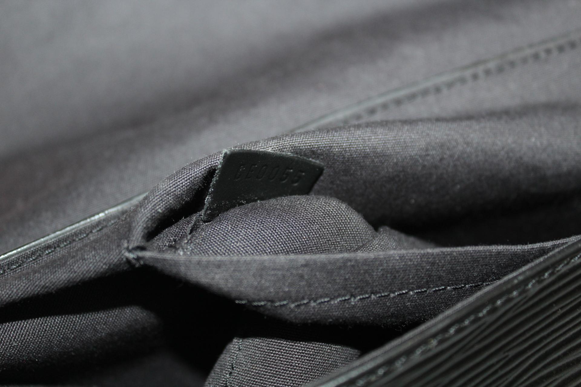 2005 Louis Vuitton Black Epi Leather Segur Bag 2