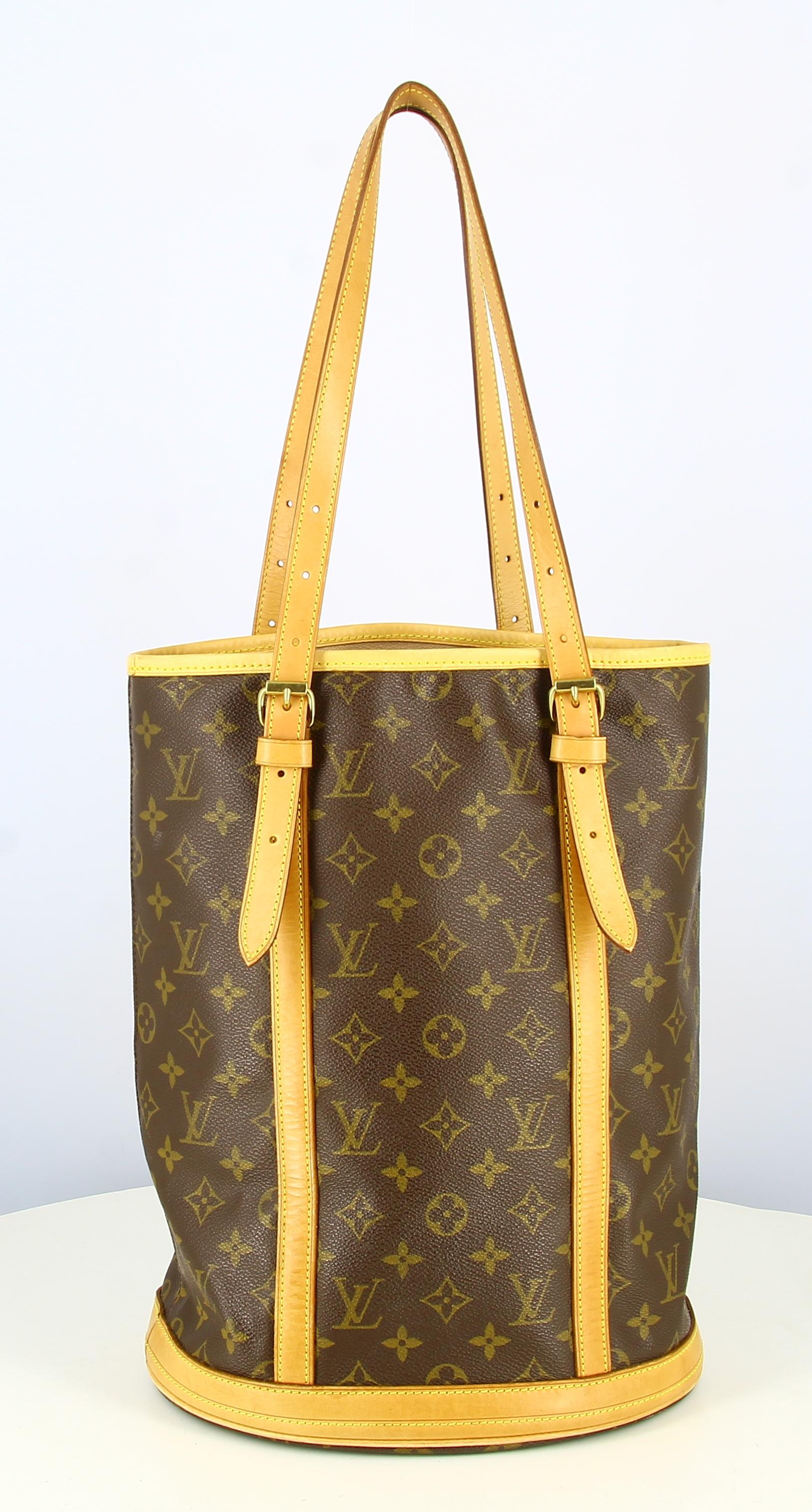 2005 Louis Vuitton Canvas Monogram Handbag 

- Very good condition. shows slight signs of wear over time. 
- Louis Vuitton Handbag 
- Canvas monogram
- Two brown leather straps 
- Inside: zipped pocket
