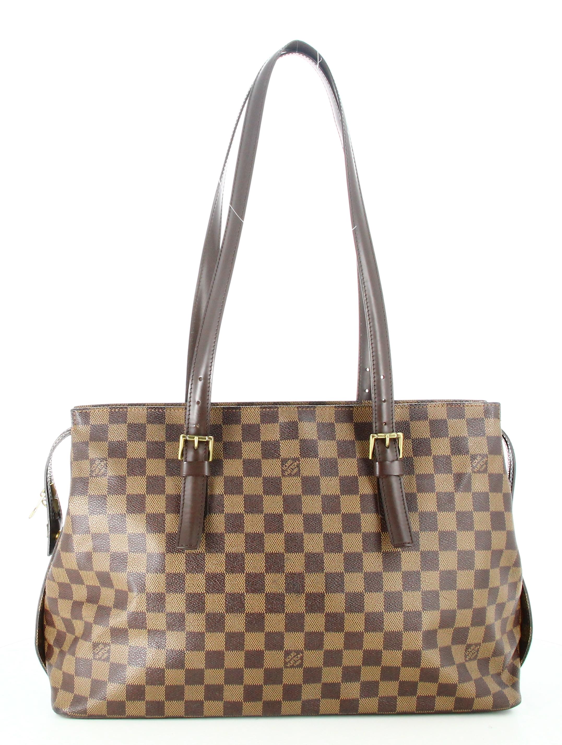 2005 Louis Vuitton Damier Ebene Travel Bag 

- very good condition. shows slight signs of wear over time. 
- Louis Vuitton travel bag 
- Damier Ebene 
- Two brown leather straps 
- Golden zip closure 
- Interior : Red fabric plus small inside pocket