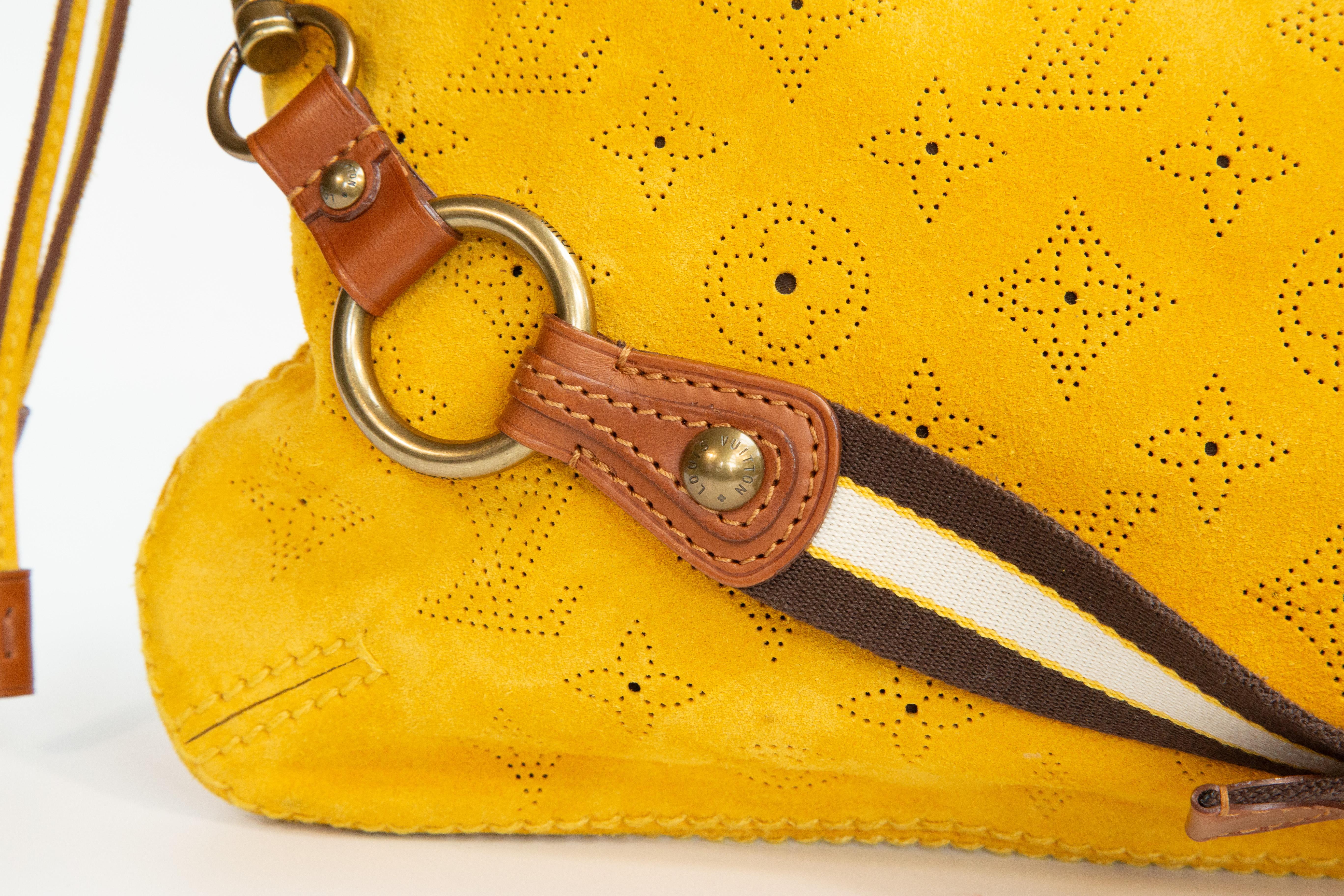 2005 Louis Vuitton Mahina Onatah PM Shoulder Bag/Clutch in Yellow Suede In Good Condition For Sale In Arnhem, NL