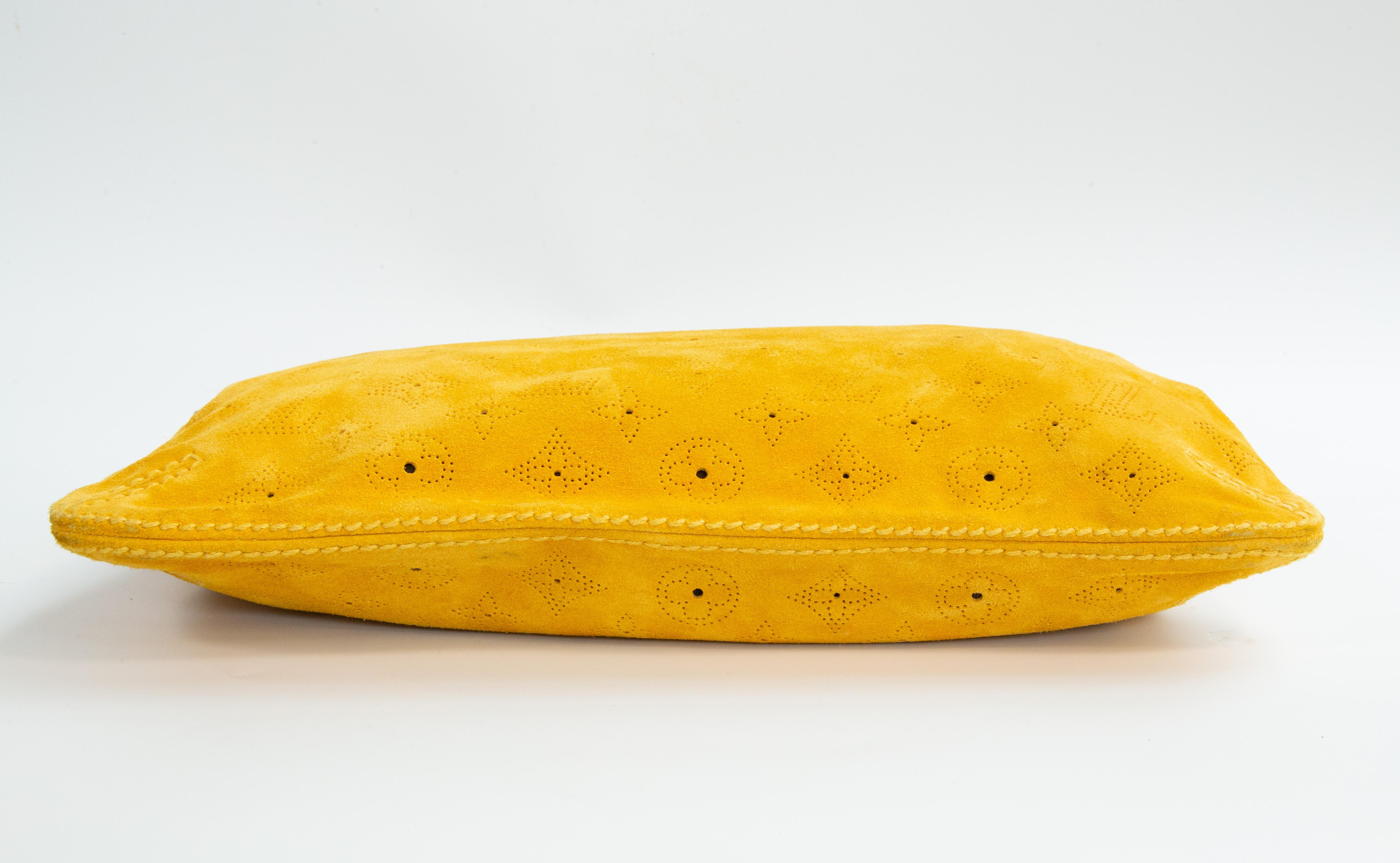 2005 Louis Vuitton Mahina Onatah PM Shoulder Bag/Clutch in Yellow Suede For Sale 4