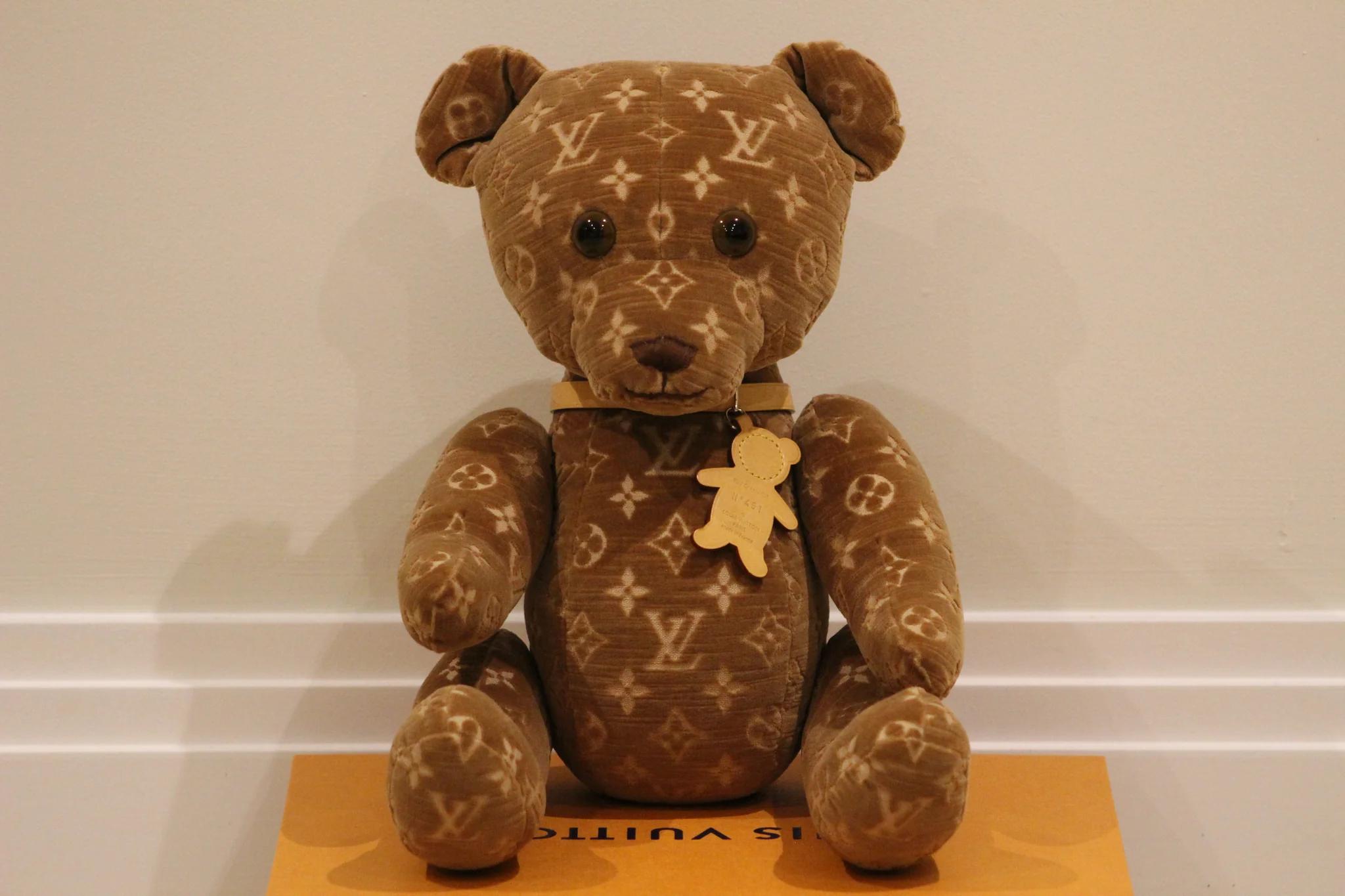 

Der Louis Vuitton Monogram Limited Edition VIP Doudou Teddybär 2005 ist eine harmonische Verschmelzung von Luxus, Exklusivität und zeitlosem Charme. Diese besondere Kreation stammt aus der geschätzten Herbst-/Winter-Laufstegkollektion 2004-2005