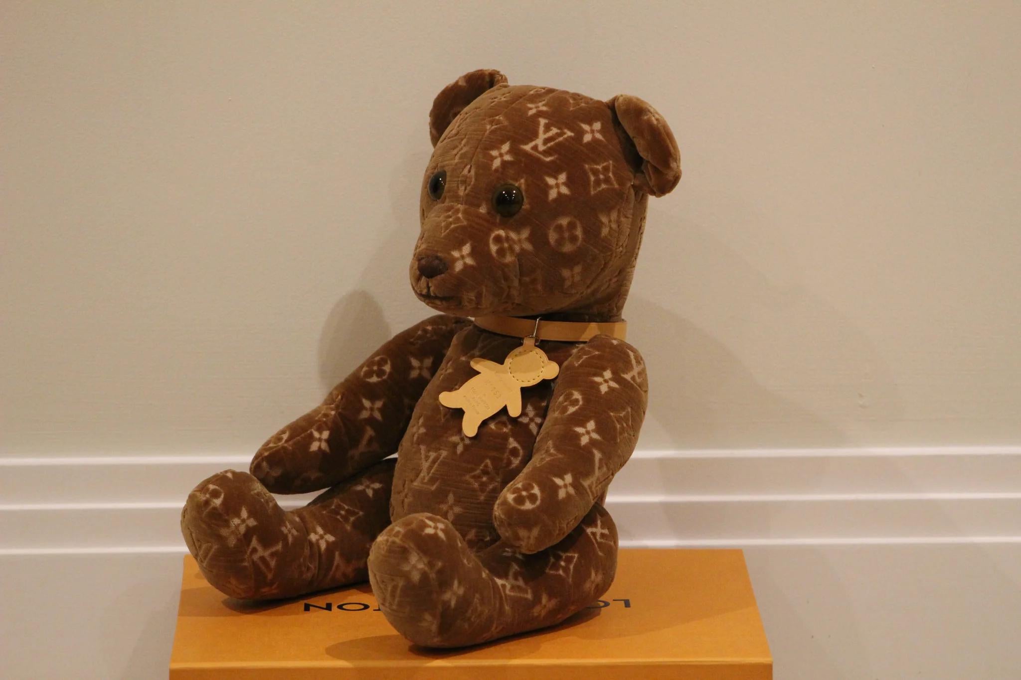 2005 Louis Vuitton Monogram Limited Edition VIP Doudou Teddybär im Zustand „Hervorragend“ im Angebot in London, GB