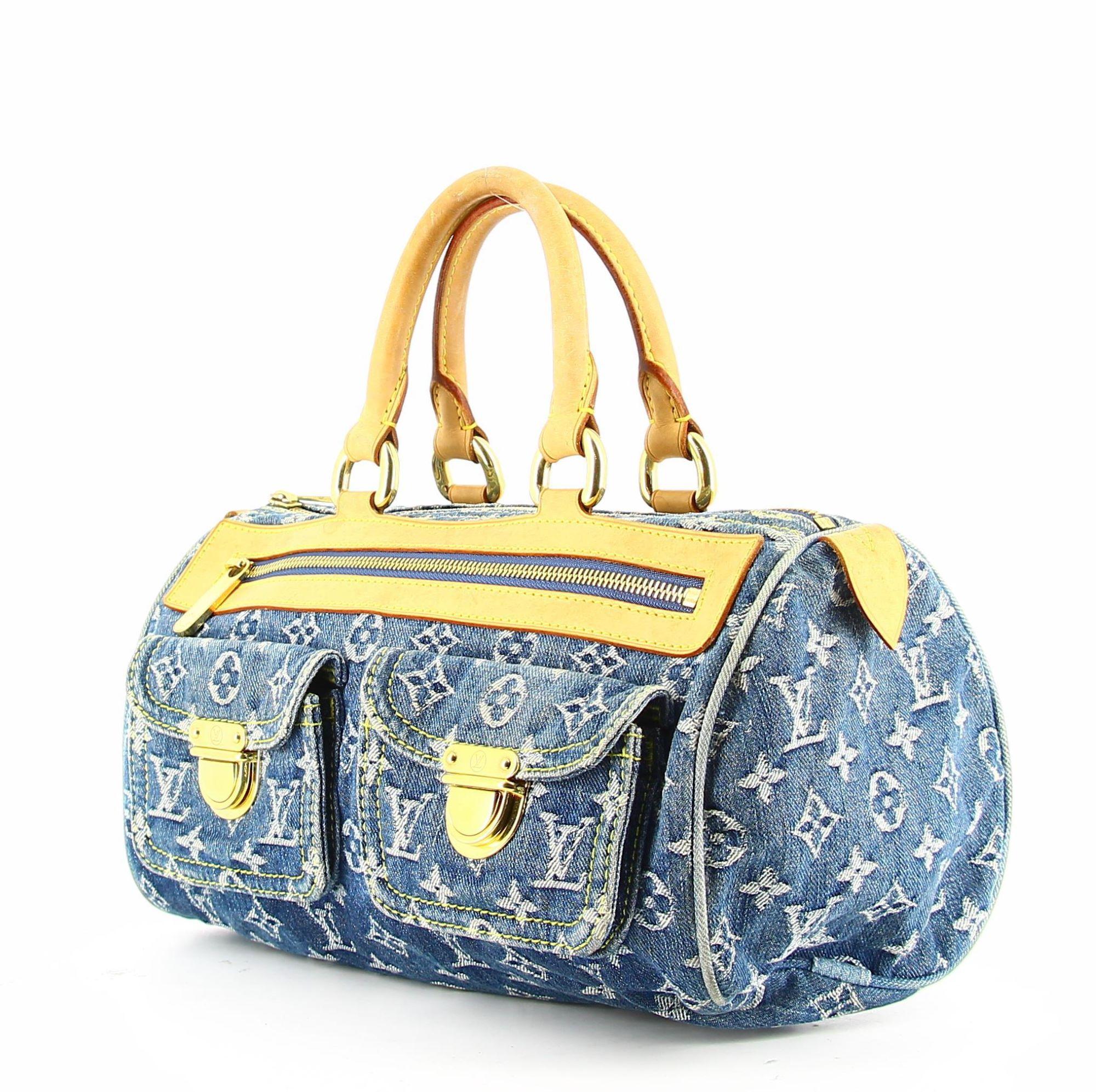 Louis Vuitton 2005 Neo Speedy bag in monogram denim.
Good condition, shows signs of wear over time, as on the straps.
Monogrammed denim bag, which can be worn in everyday life, and which easily matches your style of the day.
Small pockets inside,