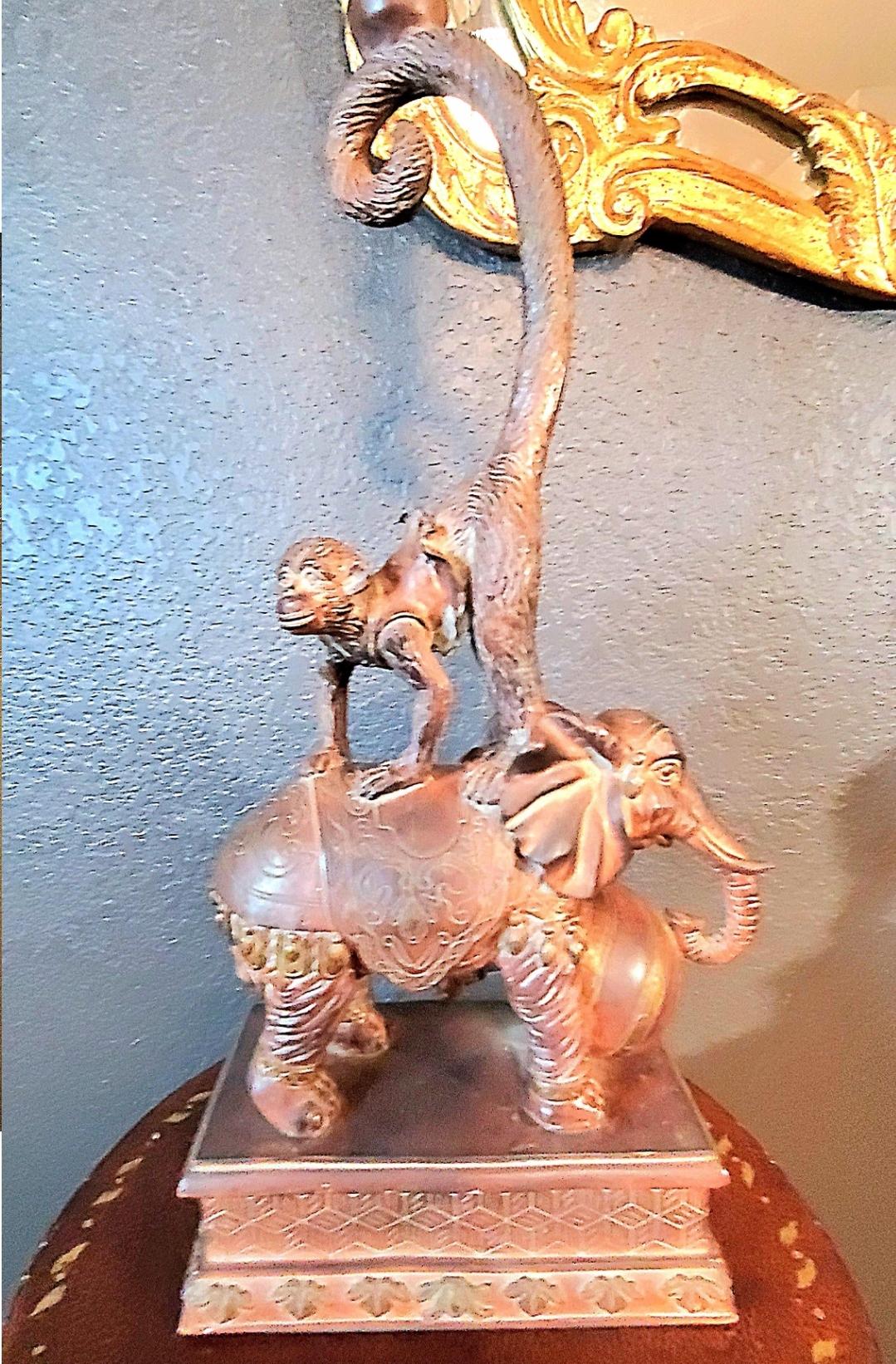 Inconnu Paire de lampes figuratives Maitland Smith représentant des singes et des éléphants, 2005 en vente