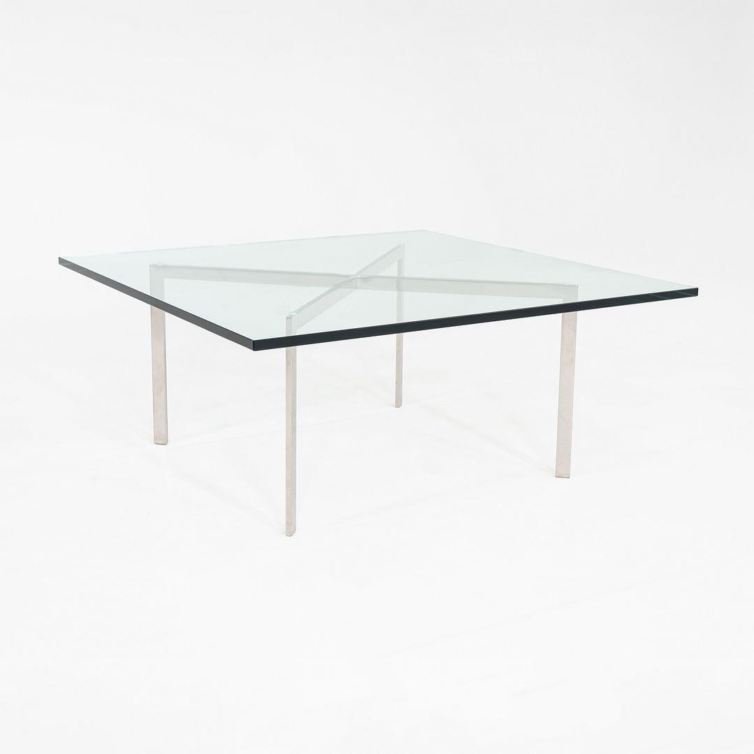 Il s'agit d'une table basse Barcelona, conçue à l'origine par Mies van der Rohe pour Knoll en 1929. Cet exemple particulier a été produit aux États-Unis en 2005. La table est composée d'une structure en acier chromé et d'un plateau en verre. 

La