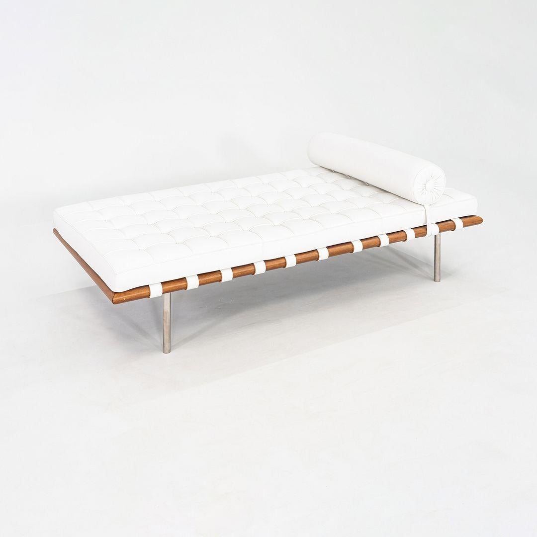 Il s'agit d'un canapé / lit de jour Barcelona, conçu à l'origine par Mies van der Rohe en 1930. Cet exemple particulier a été produit par Knoll aux États-Unis et date de 2005. Il se compose d'un cadre tubulaire en acier poli et d'une base en bois.