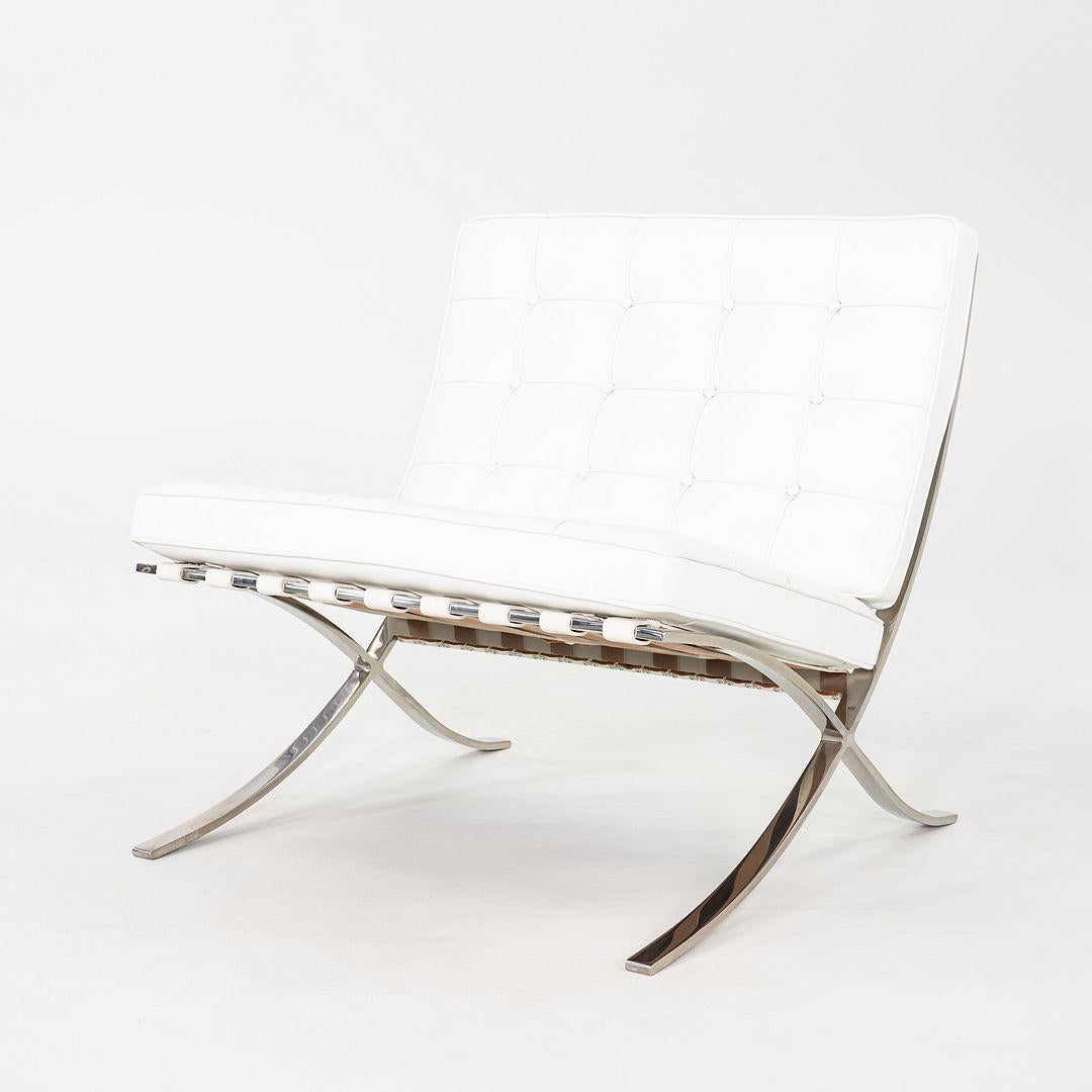 Dies ist ein Barcelona Lounge Chair und Ottoman, ursprünglich entworfen von Lilly Reich und Mies van der Rohe im Jahr 1929. Diese Exemplare wurden von Knoll in den USA im Jahr 2005 hergestellt. Die Gestelle sind aus massivem Edelstahl, die Sitz- und
