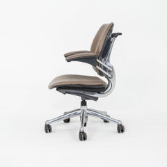 2005 Niels Diffrient para Humanscale Silla de escritorio Freedom de piel tostada oscura