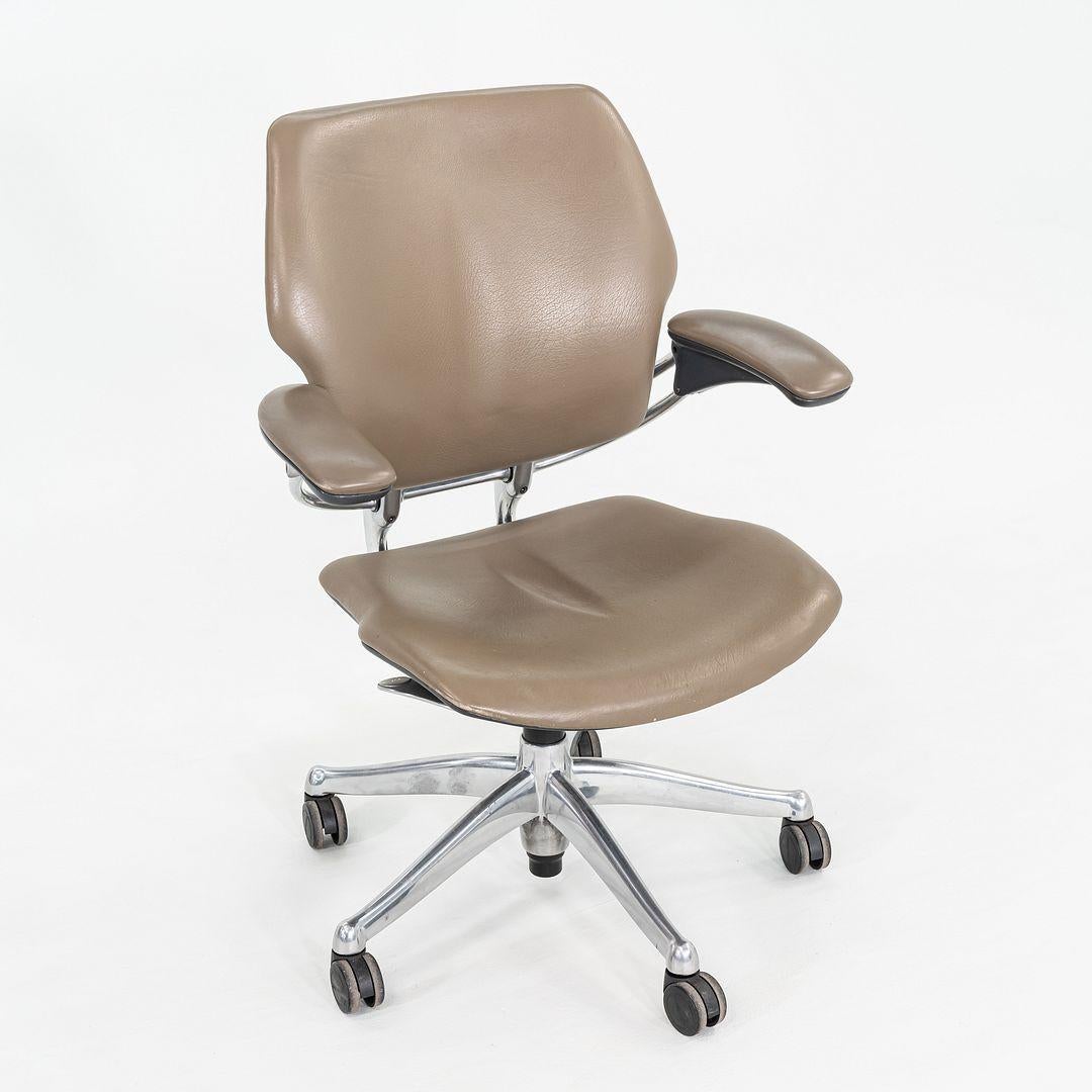 2005 Niels Diffrient for Humanscale Freedom Desk Chair in Dark Tan Leather In Good Condition For Sale In Philadelphia, PA