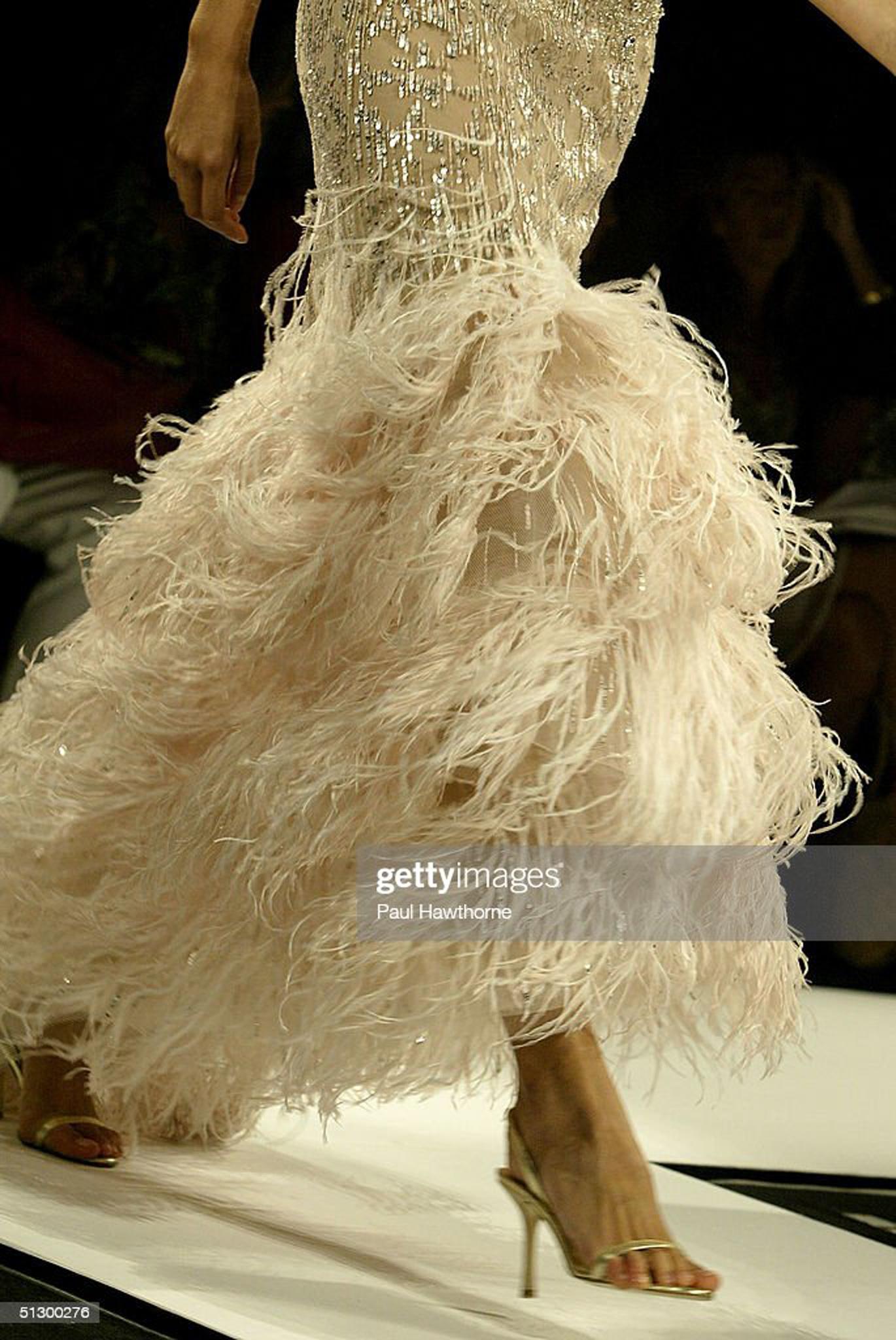 2005 Oscar de la Renta Runway Navy Sheer-Tulle Hourglass Feather Mermaid Gown For Sale 6