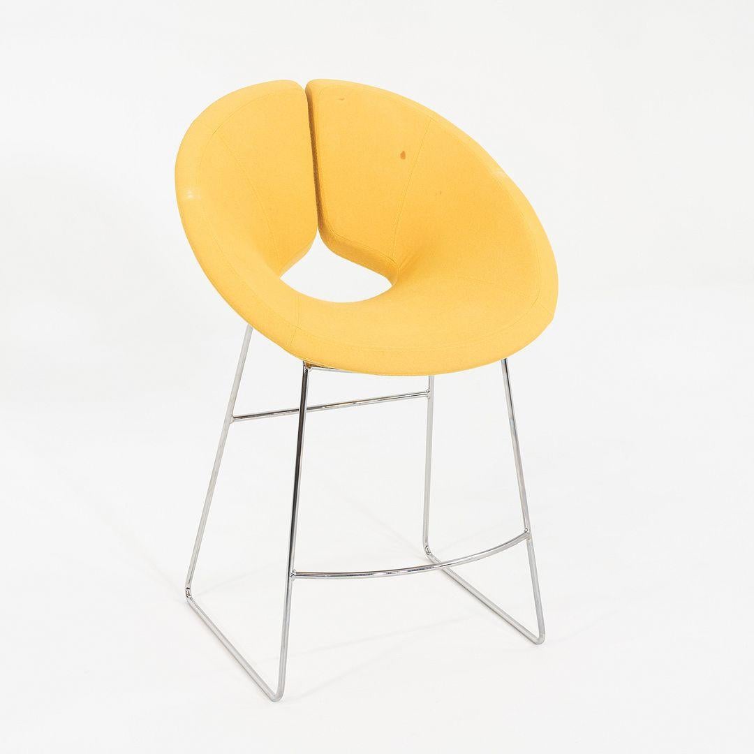 Se trata de los taburetes de mostrador Apollo, diseñados originalmente por Patrick Norguet en 2002. Estos ejemplares en concreto fueron fabricados por Artifort en Holanda en 2005. Los taburetes constan de una base de acero con un asiento de plástico