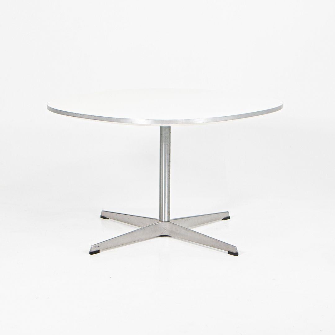 Se trata de una mesa supercircular, modelo A603, diseñada originalmente por Piet Hein, Arne Jacobsen y Bruno Mathsson para Fritz Hansen en 1968. Este ejemplar en concreto fue fabricado por Fritz Hansen en Dinamarca C. 2005. El diseño presenta una