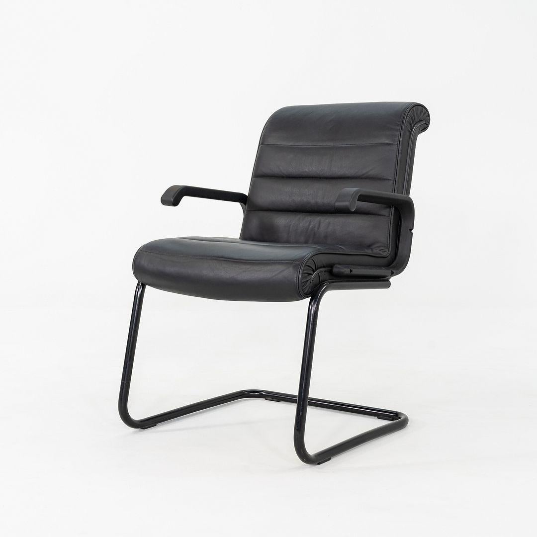 Queste sono le Executive Side Chair di Knoll, disegnate originariamente da Richard Sapper nel 1979. Questi esemplari in particolare sono stati prodotti tra il 2005 e il 2007. Sono costituite da una struttura in acciaio con una seduta rivestita in