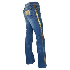 2005 Roberto Cavalli Blaue Jeans mit Strass-Logo und tiefem Schirm in Gold mit Kettenhemd-Paneel