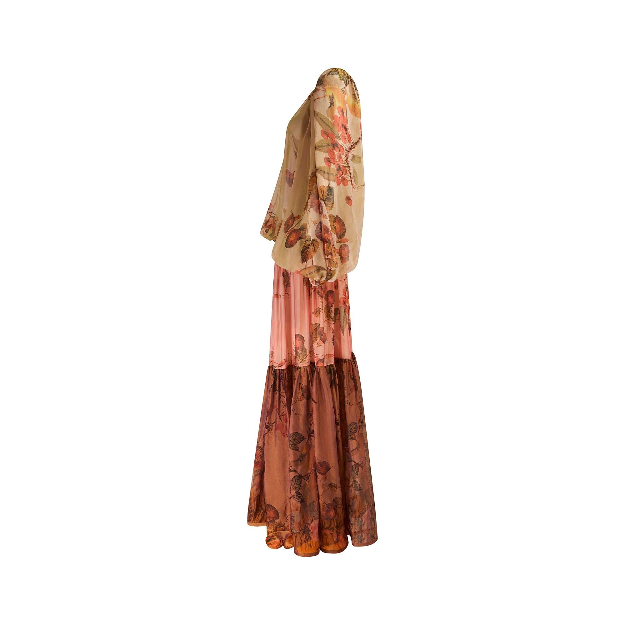 Cette incroyable robe longue en soie a été créée par Roberto Cavalli et un modèle identique, dans ce qui semble être un imprimé légèrement différent, est apparu dans le look 44 sur le défilé du printemps 2005. Il s'agit d'un modèle blouson exagéré