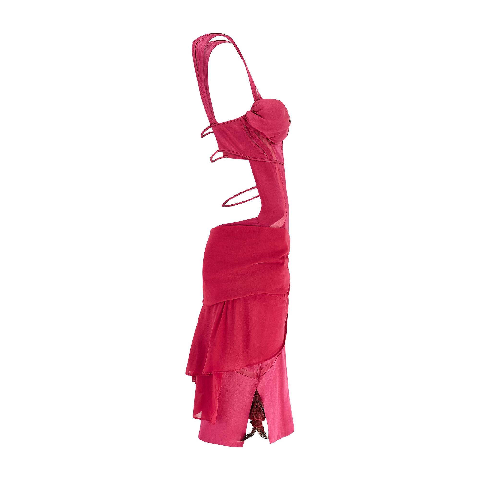 Questo abito di seta estremamente sexy ha sfilato per la collezione primavera 2005 di Gucci (look 31/41). La prima collezione dopo l'abbandono di Tom Ford, il design non si allontana troppo dalla sua formula provocatoria e ad alto numero di giri. È