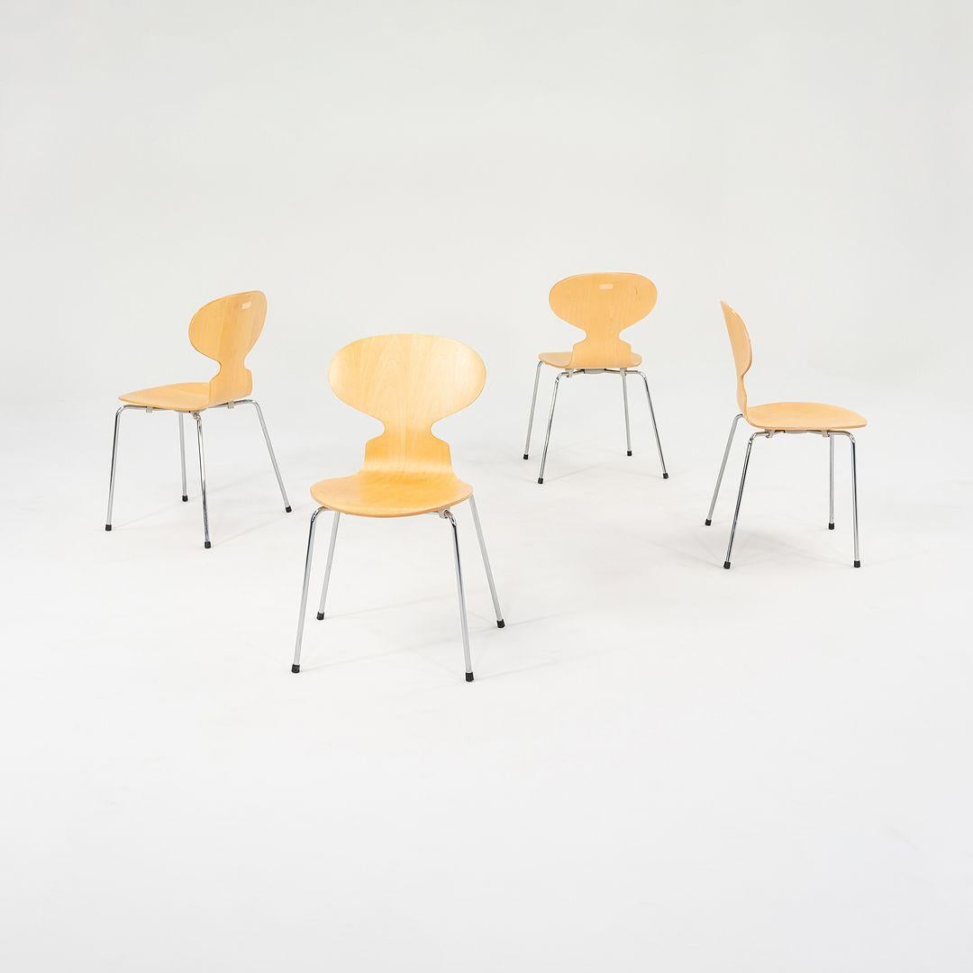 Acier 2005 Ensemble de quatre chaises Arne Jacobsen pour Fritz Hansen Ant 3101 en érable naturel en vente