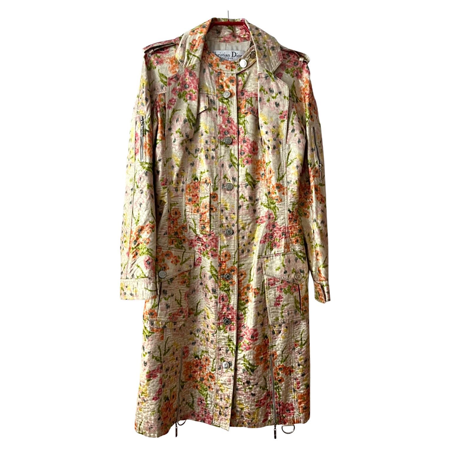 2005 Spring Christian Dior Silk Trench Coat von John Galliano in einem sehr guten Vintage-Zustand. Wunderschöner Blumendruck. Diese Retrospektive wurde einfach retro - ein Mischmasch aus alten Referenzen, die als etwas Neues getarnt wurden.
89%