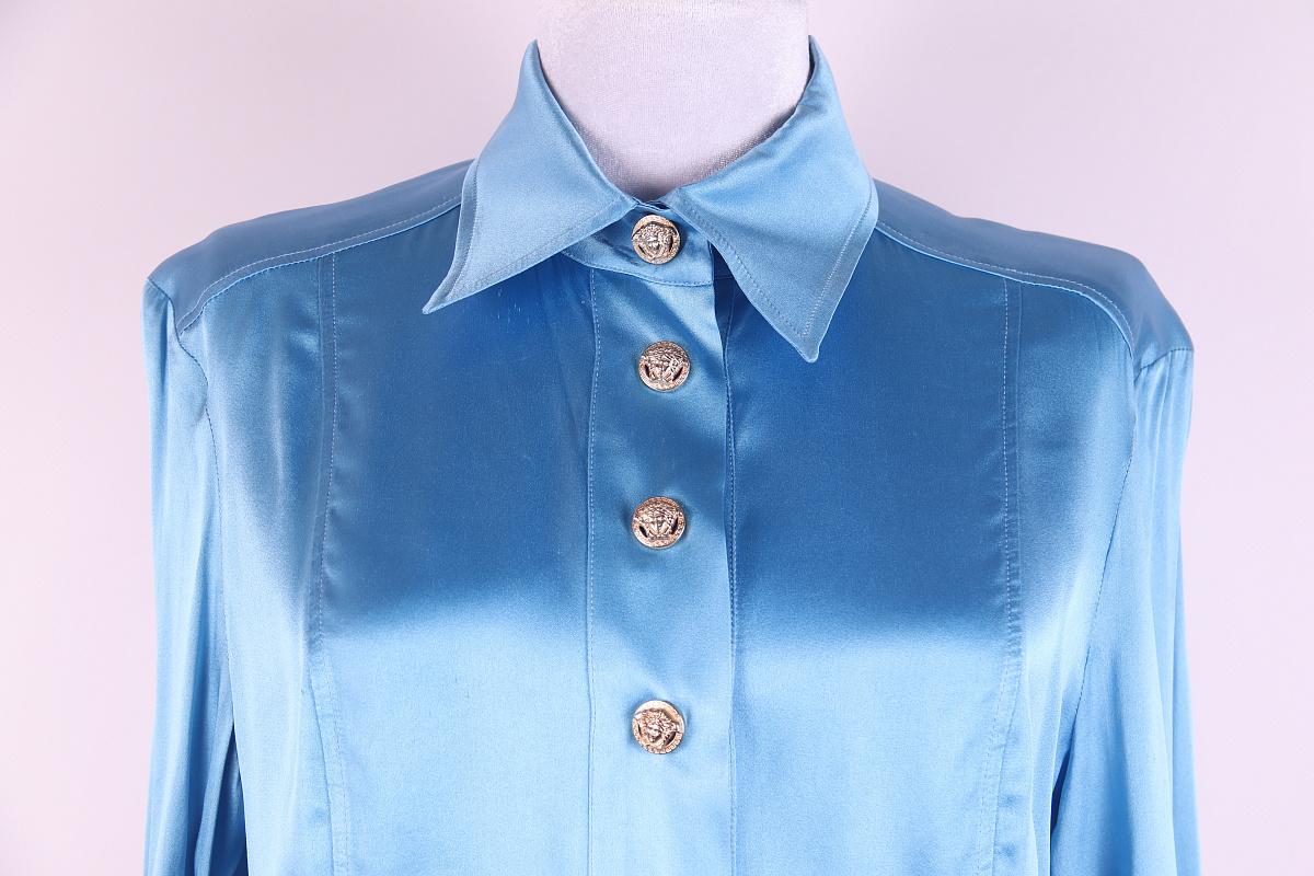 Camisa de seda Versace azul

Colección 2005 primavera / verano

Hombros: 41 cm / 16,14 pulgadas
Manga: 68 cm / 26,77 pulgadas
Axilas: 50 cm / 19,69 pulgadas
Longitud: 60 cm

talla 44

Bonitos botones de Medusa

buen estado, puede tener algunos