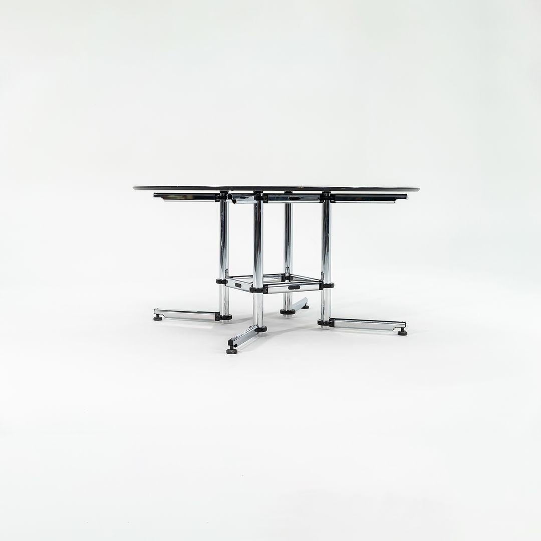XXIe siècle et contemporain Table de conférence/table de salle à manger ronde en bois de chêne ébénisé de 59 pouces USM Haller Kitos, 2005 en vente