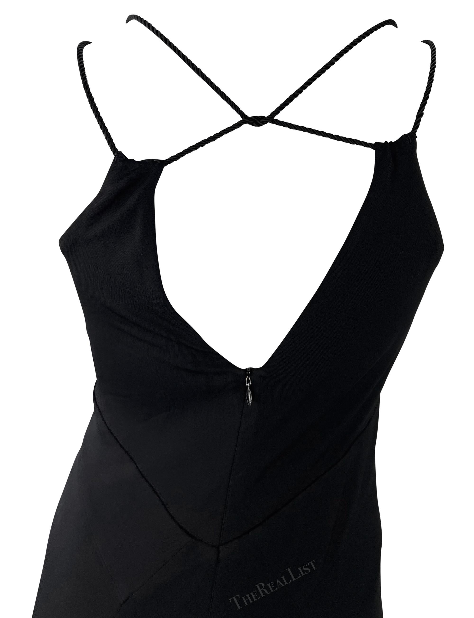 Este vestido negro ajustado de Yigal Azrouël, de 2005, está confeccionado en satén elástico para conseguir una silueta elegante y entallada. El vestido presenta un profundo escote en V y una distintiva espalda abierta acentuada por finos tirantes de