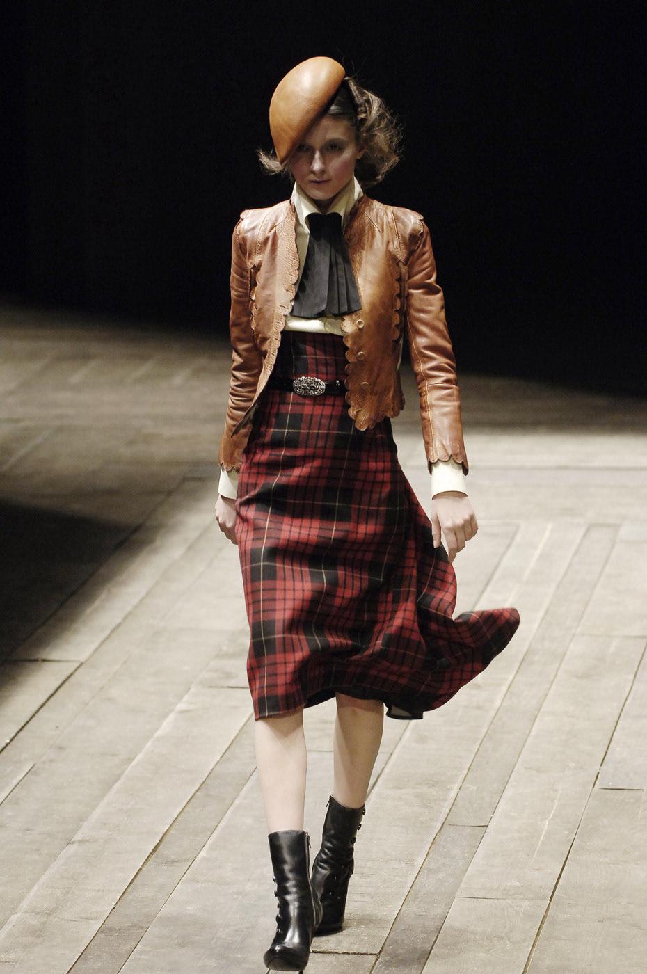 Nueva, con etiquetas Chaqueta de piel gris de Alexander McQueen de la colección de otoño de 2006. Está fabricada con una piel ligera y de aspecto desgastado, y presenta bordes festoneados cortados a láser y ribetes con agujeros perforados. También
