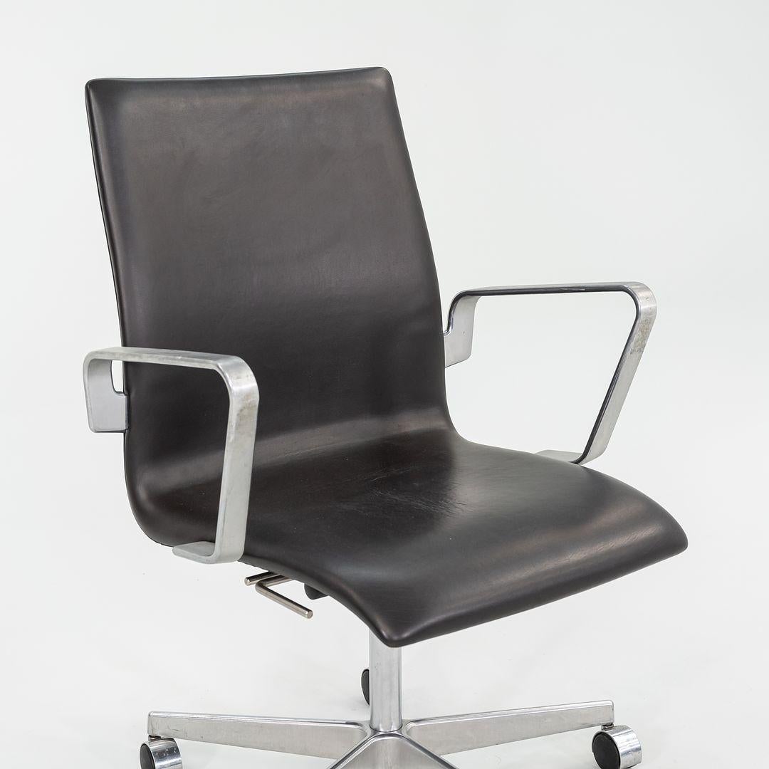 Dies ist ein Oxford Management Schreibtischstuhl, Modell 3271W, ursprünglich entworfen von Arne Jacobsen im Jahr 1965. Dieses besondere Exemplar wurde von Fritz Hansen in Dänemark hergestellt, ca. 2006. Der Stuhl besteht aus einem
