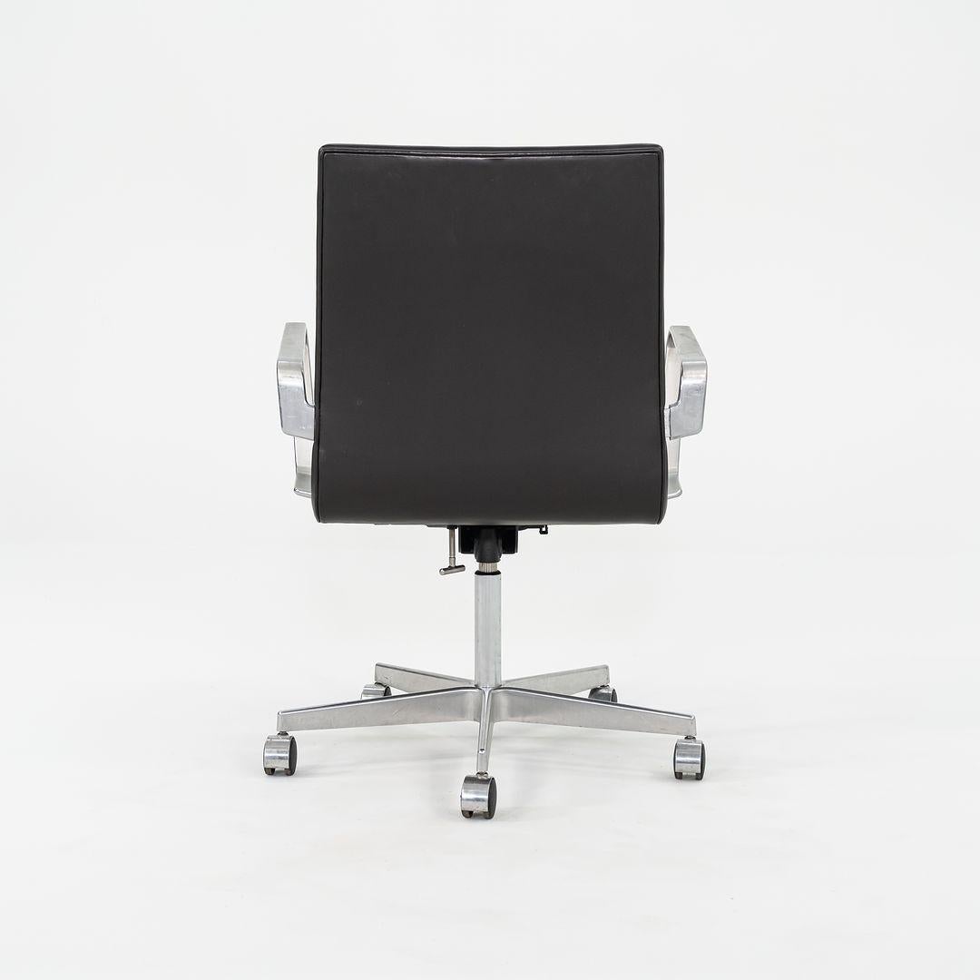2006 Arne Jacobsen für Fritz Hansen Oxford Management Schreibtischstuhl Braunes Leder (Aluminium) im Angebot
