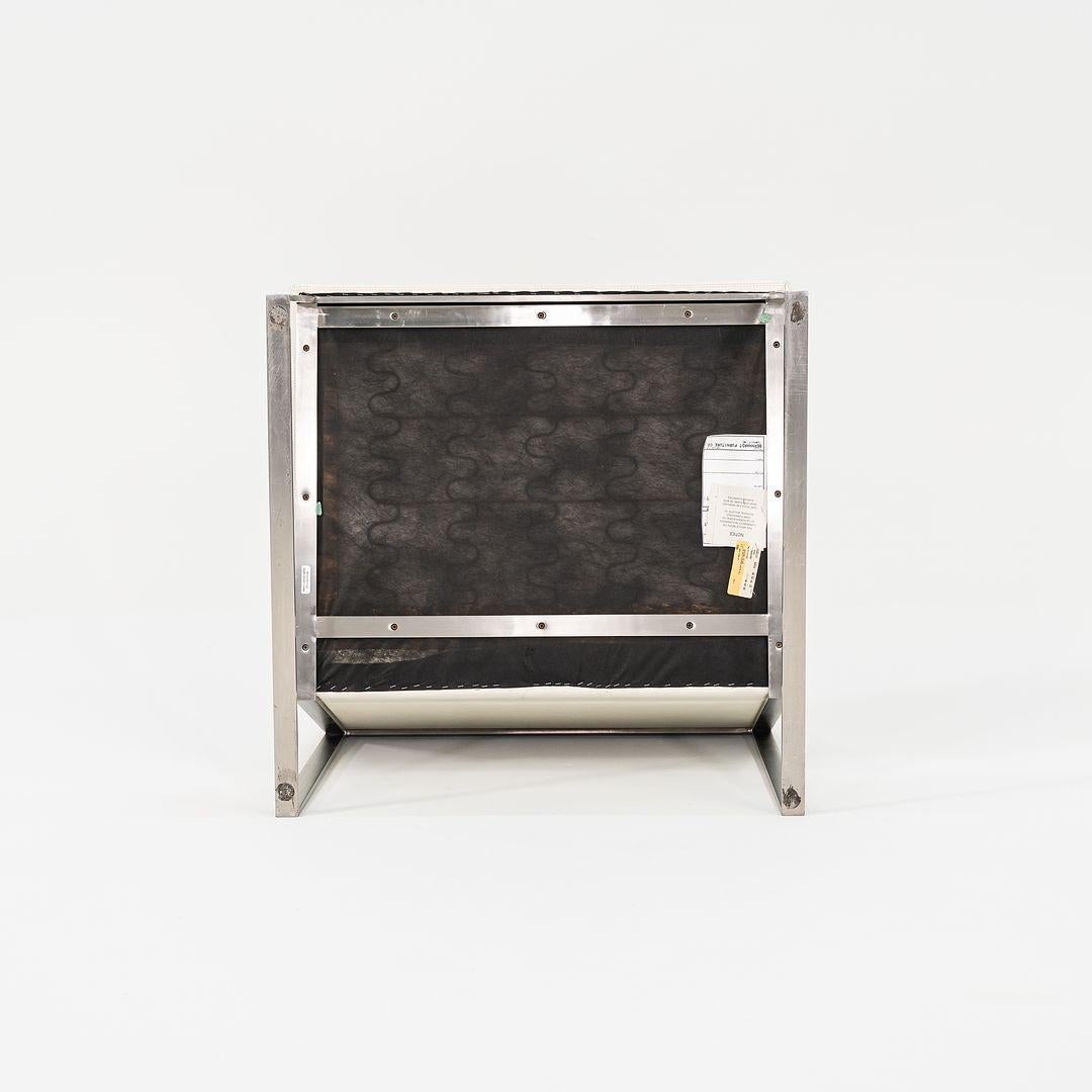 Se trata de una Silla de salón B.2, diseñada por Fabien Baron para Bernhardt Design en 2000. El precio indicado incluye una silla, y tenemos cuatro sillas disponibles para comprar. Su diseño ofrece un asiento acolchado tapizado en piel blanca, y