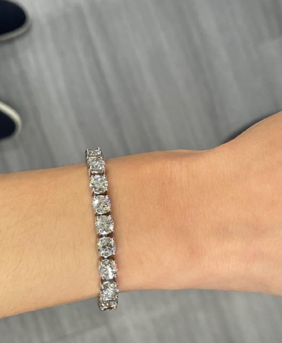 Se trata de una versátil pulsera de tenis con diamantes engastados en 4 puntas de 20,06 quilates. Los brillantes redondos son de color H-I y claridad SI2-I1. En esta pieza hay 28 cortes brillantes redondos. No tienes que ser una campeona de tenis