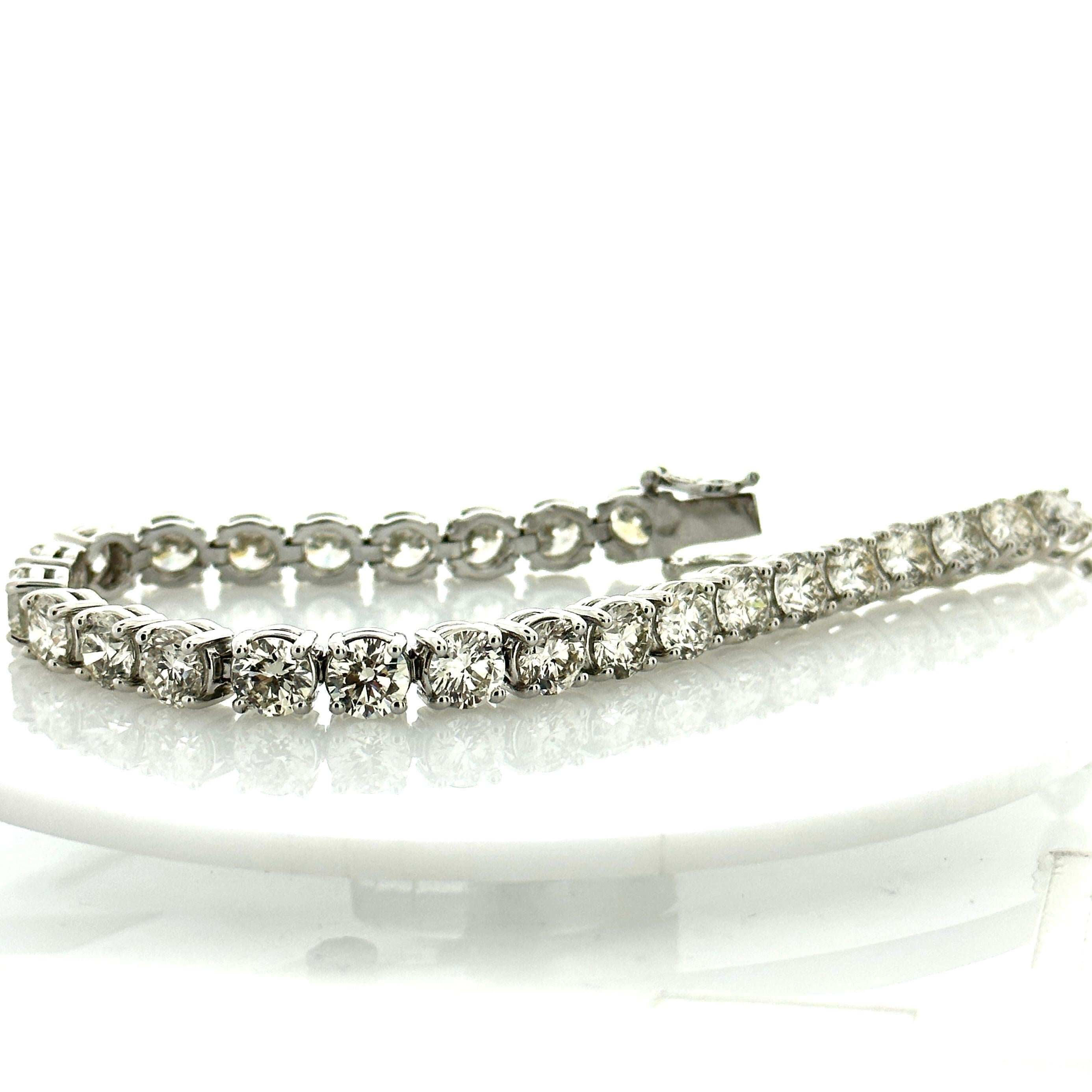 Pulsera de tenis con diamantes de 4 puntas y 20,06 quilates totales en oro blanco de 14 quilates Contemporáneo en venta