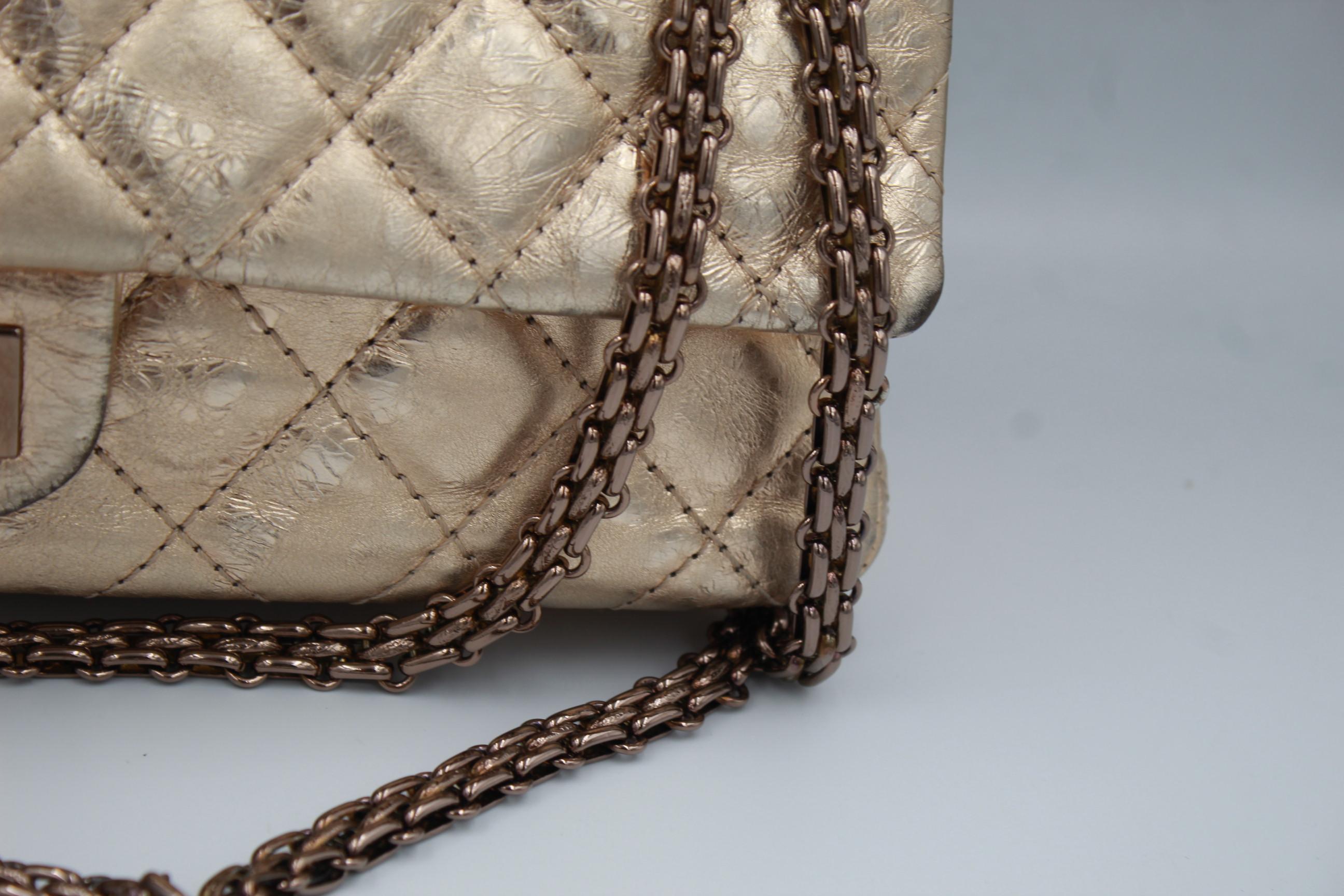 2006 Chanel 2.55 Double Flap Bag in Golden Aged Leather  In Good Condition For Sale In Paris, FR
