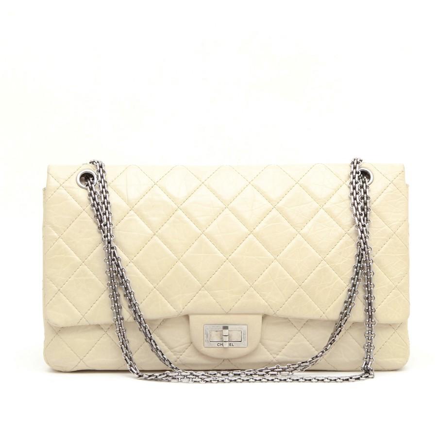 Beautiful 255 Chanel bag in ivory aged leather from 2006
Condition: very good
Made in France
Material : aged leather
Interior : ivory leather
Color : ivory
Dimensions : 35 x 20 x 9 cm
Shoulder strap: single: 98 cm, double: 56 cm
Hologram: