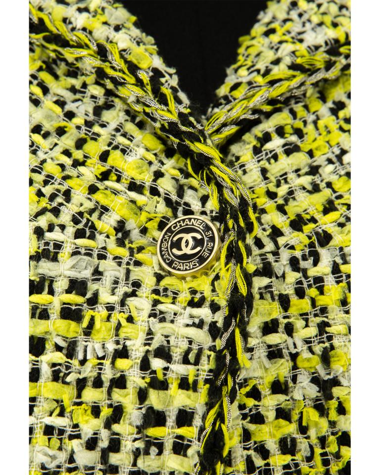 Giacca a pannelli aderente in cotone e seta della Collezione Primavera 2006 di Chanel, nei colori nero, bianco, primula e giallo sole, con colletto e revers piccoli, carré anteriore e posteriore tagliato in sbieco e maniche a tre quarti in due