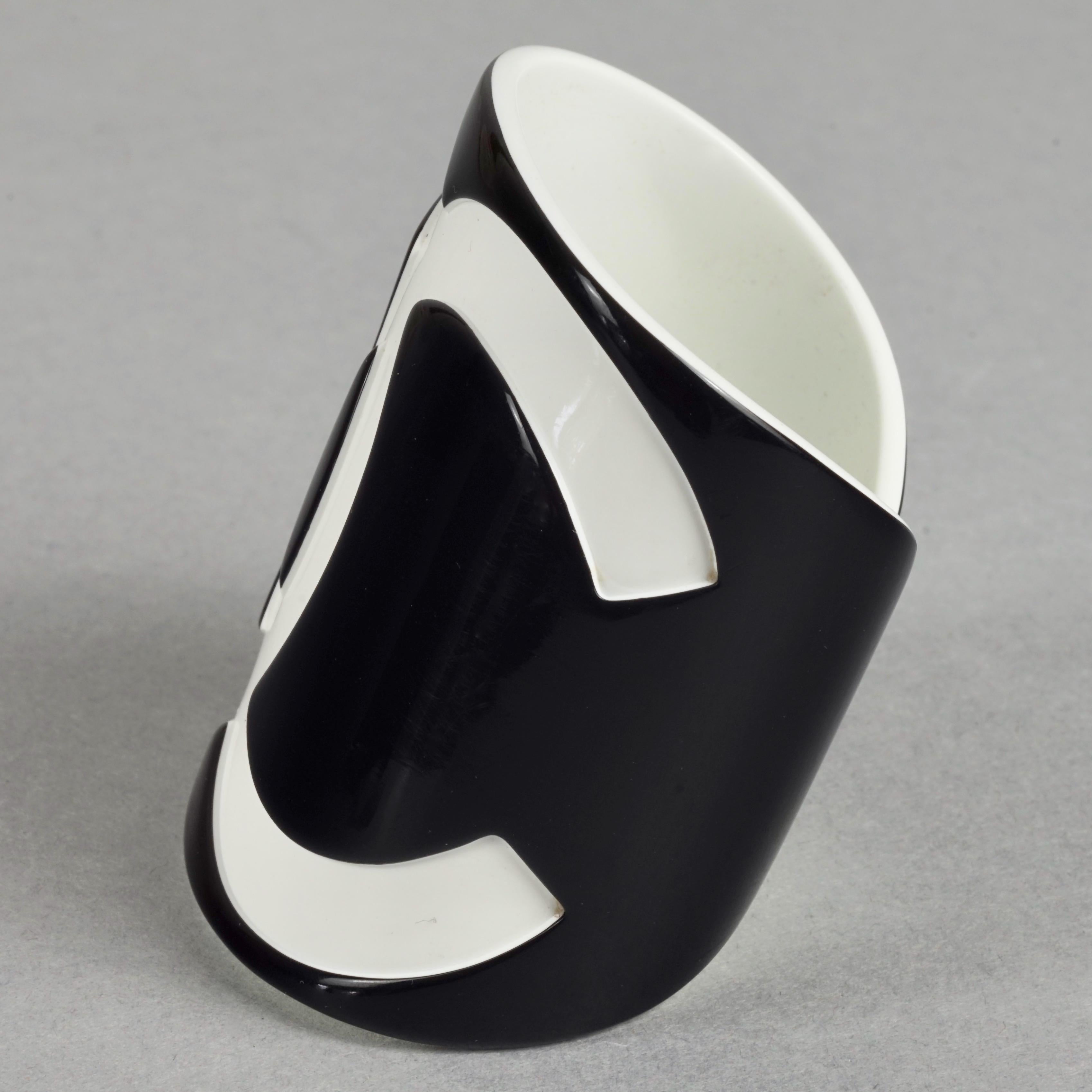 2006 CHANEL CC Logo Black and White Perspex Wide Cuff Bracelet In Good Condition For Sale In Kingersheim, Alsace