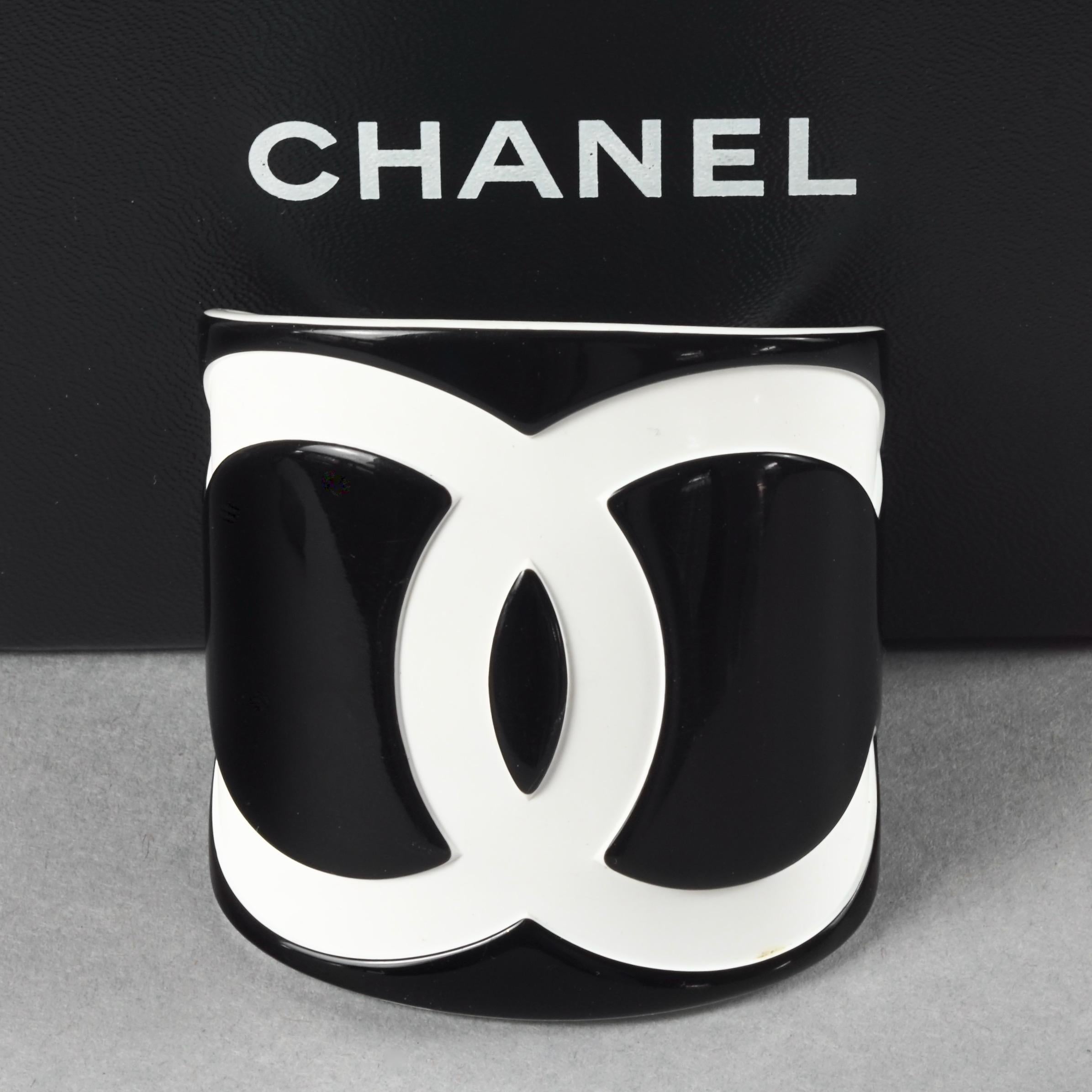 Women's 2006 CHANEL CC Logo Black and White Perspex Wide Cuff Bracelet For Sale