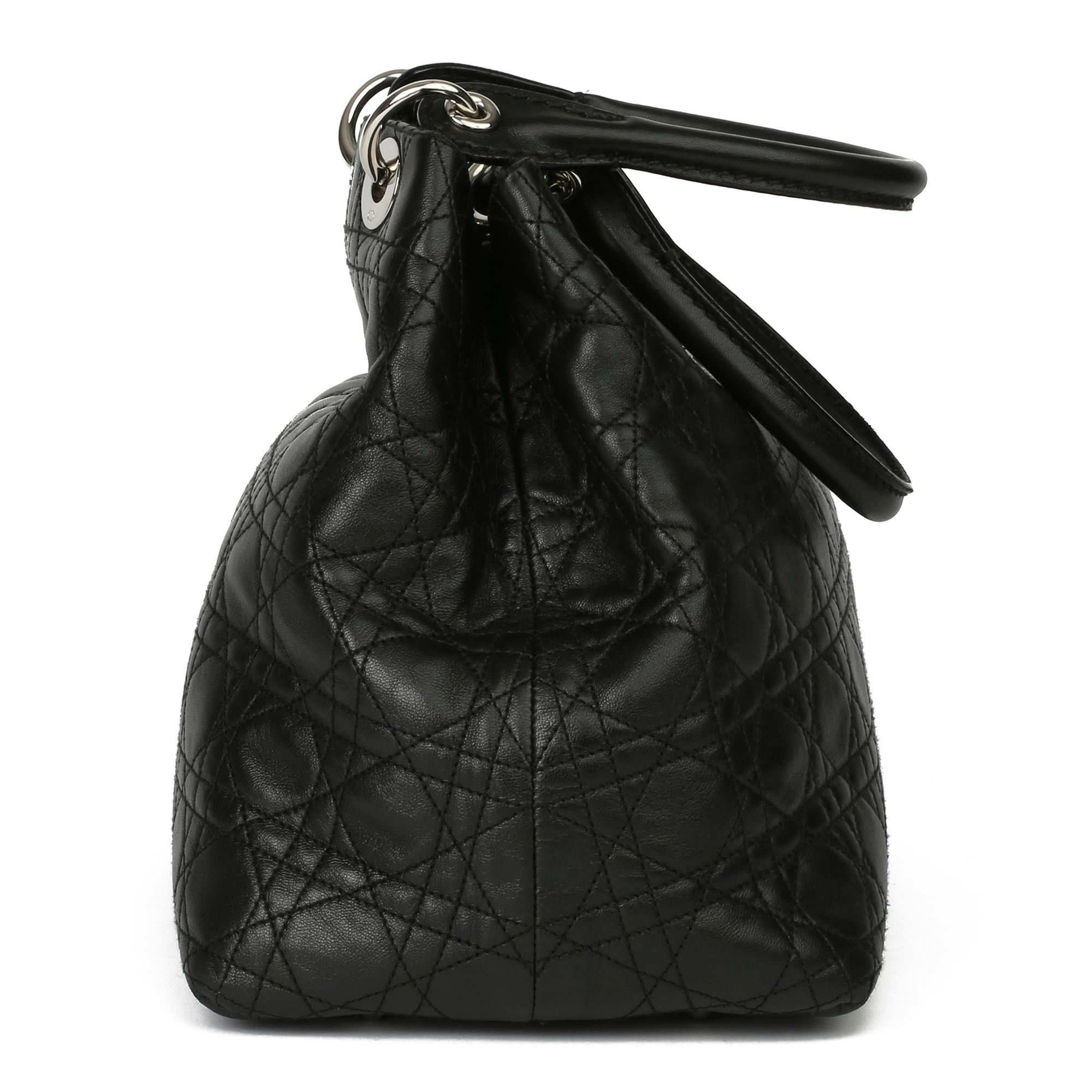 CHRISTIAN DIOR
Black Quilted Lambskin Leather Lady Dior Tote

Xupes Referenz: CB275
Seriennummer: 26-BN-1016
Alter (ca.): 2006
Begleitet von: Christian Dior Box:: Pflegeheft:: Authentizität Karte
Authentizität Details: Datumsstempel (Made in Italy)