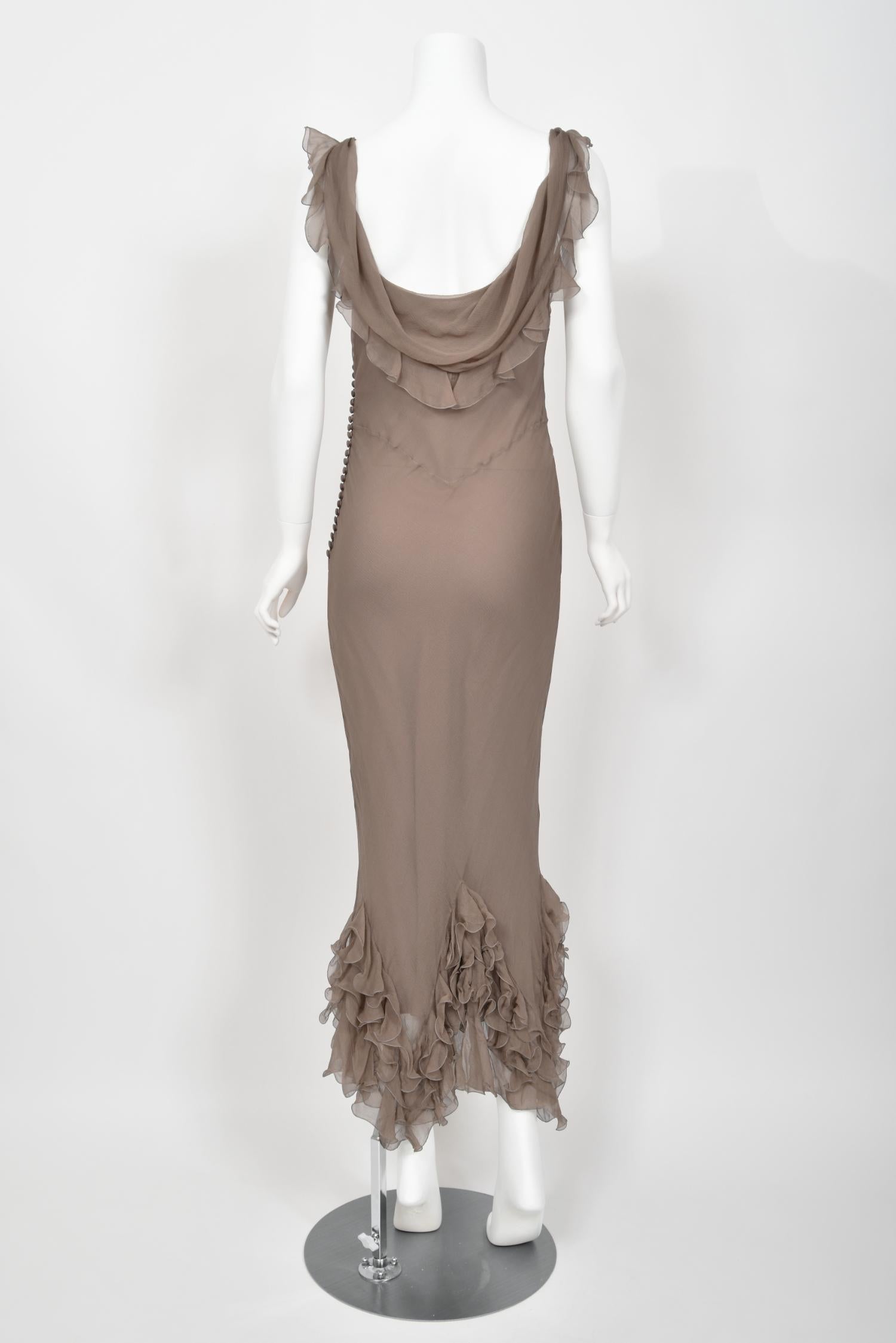2006 Christian Dior by John Galliano Rauchiges Kleid aus Seide mit Rüschen und schrägem Schnitt im Angebot 6