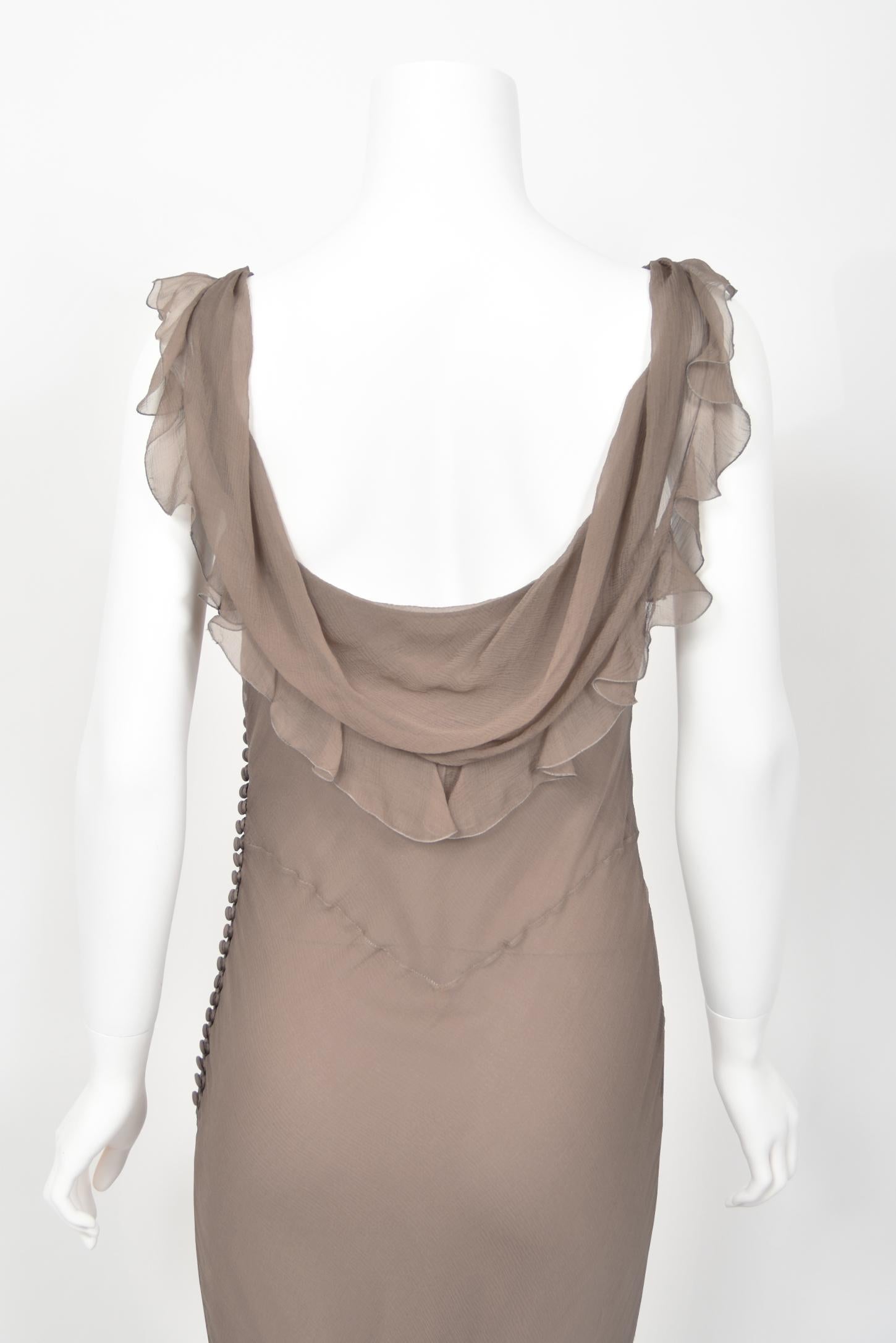 2006 Christian Dior by John Galliano Rauchiges Kleid aus Seide mit Rüschen und schrägem Schnitt im Angebot 7