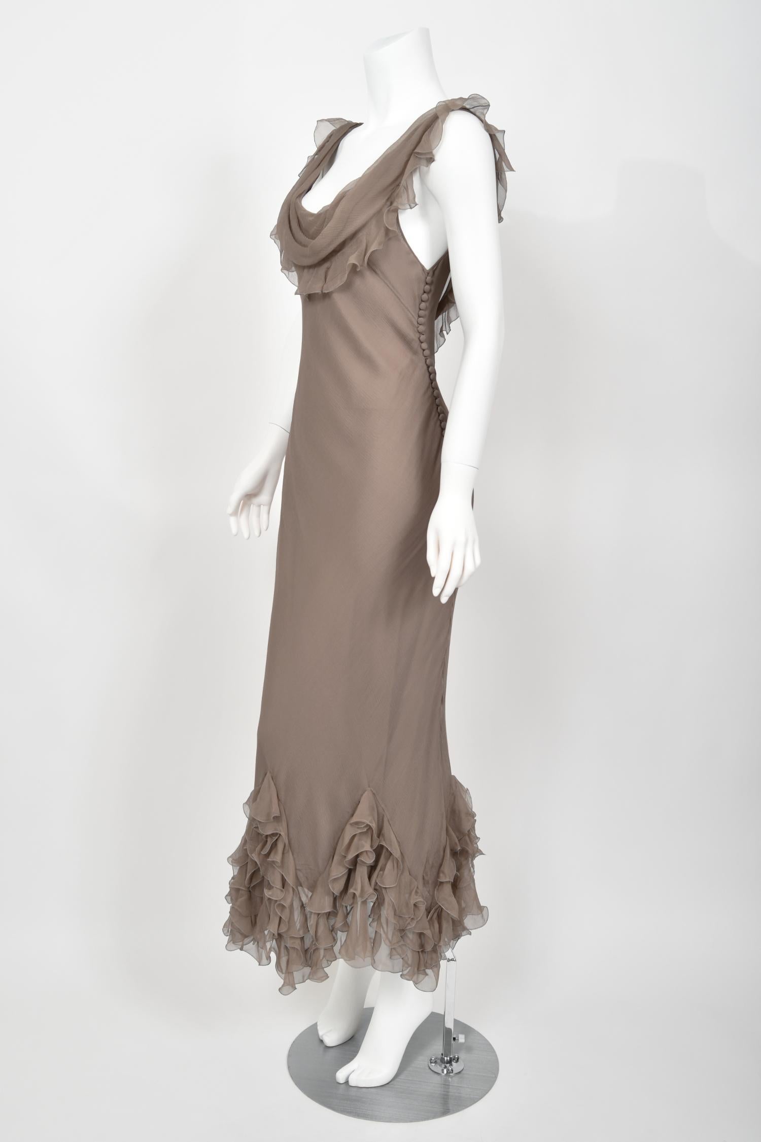 2006 Christian Dior by John Galliano Rauchiges Kleid aus Seide mit Rüschen und schrägem Schnitt Damen im Angebot