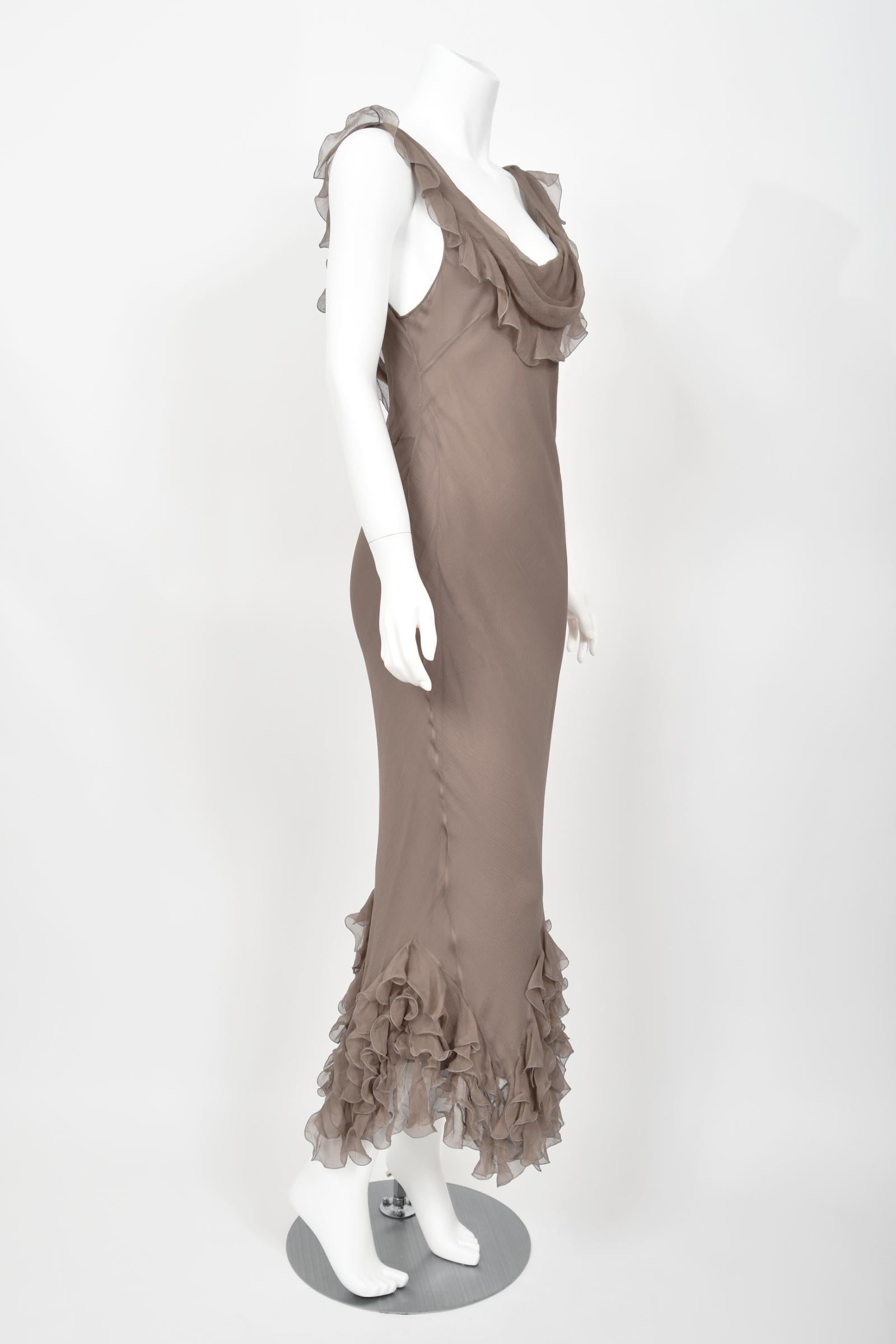 2006 Christian Dior by John Galliano Rauchiges Kleid aus Seide mit Rüschen und schrägem Schnitt im Angebot 3