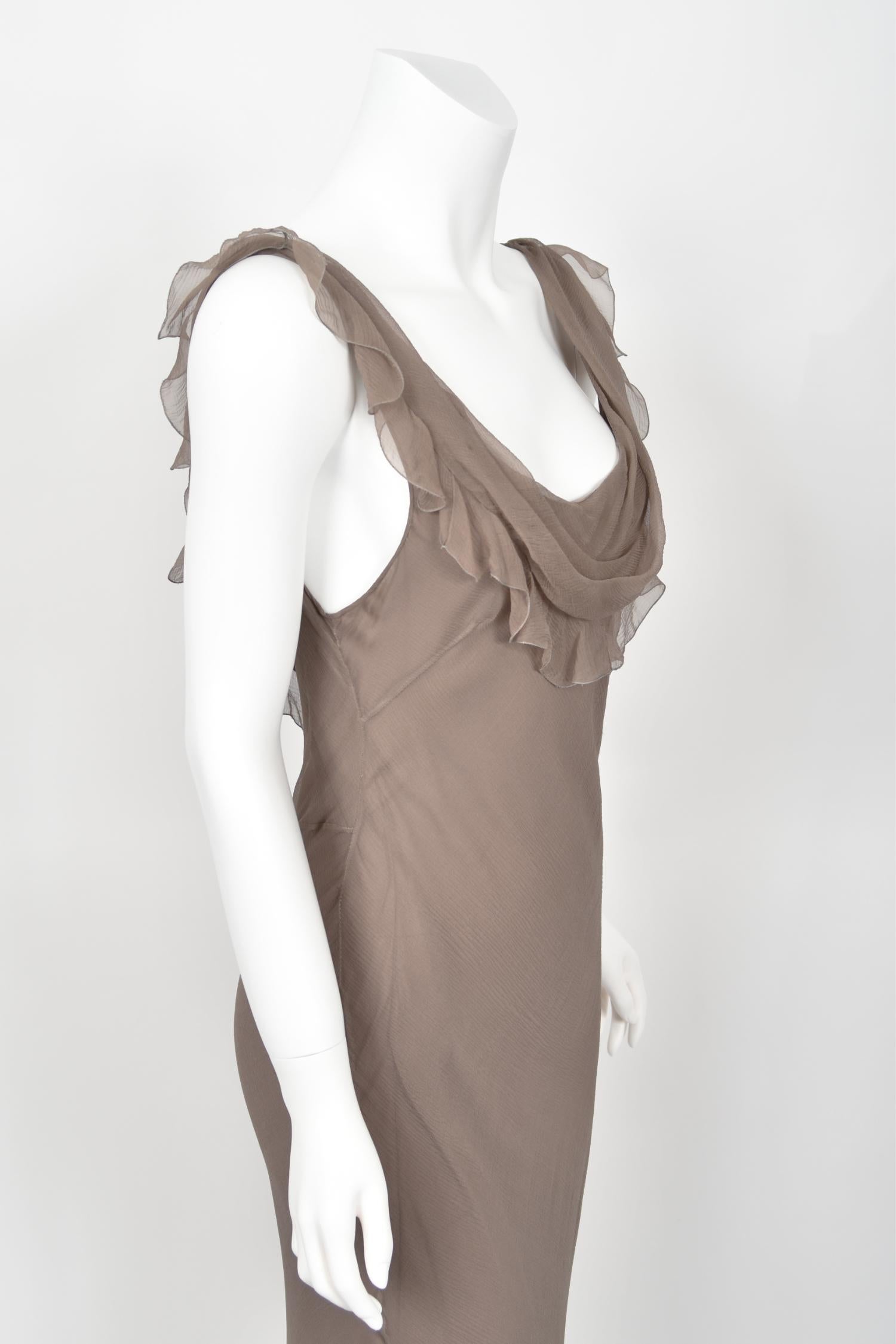 2006 Christian Dior by John Galliano Rauchiges Kleid aus Seide mit Rüschen und schrägem Schnitt im Angebot 4