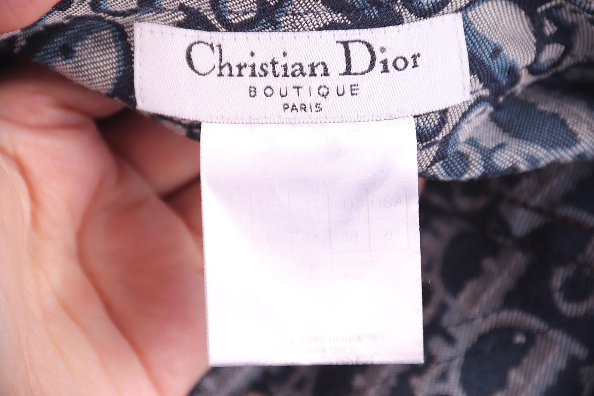 Christian Dior & John Galliano top skirt suit
John Galliano for Christian Dior
Country of manufacture: Italy
size 44
Top:
Distance from armpit to armpit: 40 cm / 15.75 inches
Top length: 30 cm / 11.81 inches
Skirt:
Hips: 49 cm / 19.29 inches
Skirt